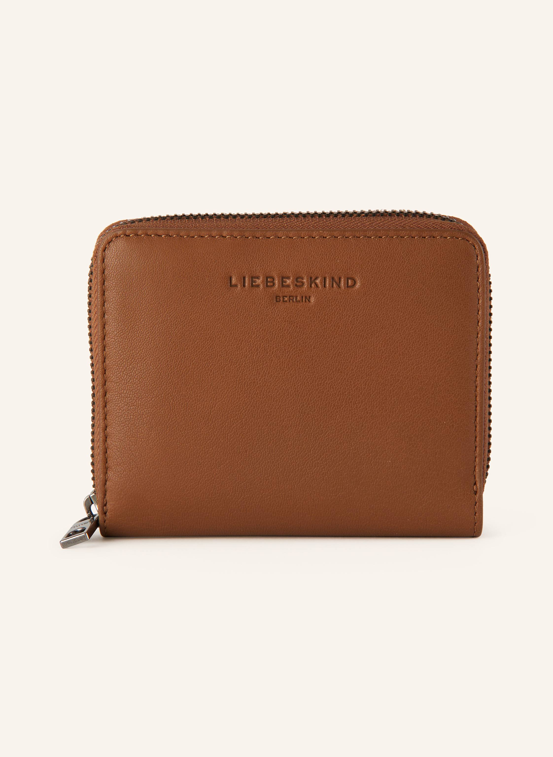 Liebeskind Berlin Glattleder. Schließt mit Reißverschluss. Münzfach mit Druckknopf. Zwei Scheinfächer. Fünf Kartenfächer. Label-Prägung auf der Front Medium in braun