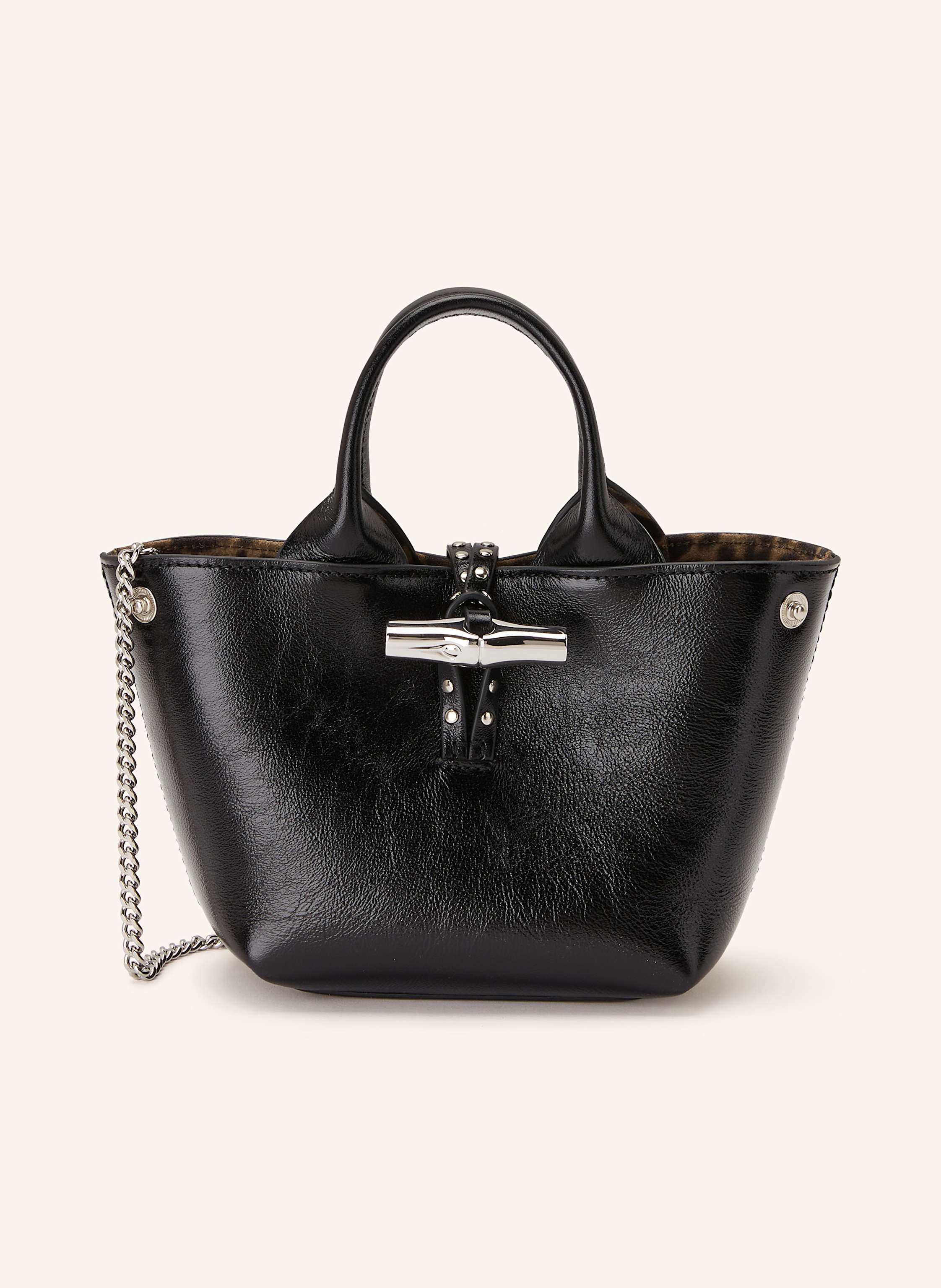 Longchamp Genarbtes Leder. Schließt mit Hakenverschluss. Zwei Tragegriffe. Innen ein Hauptfach. Innenfach mit Reißverschluss. Ein Kartenfach. Verstärkter Taschenboden in schwarz