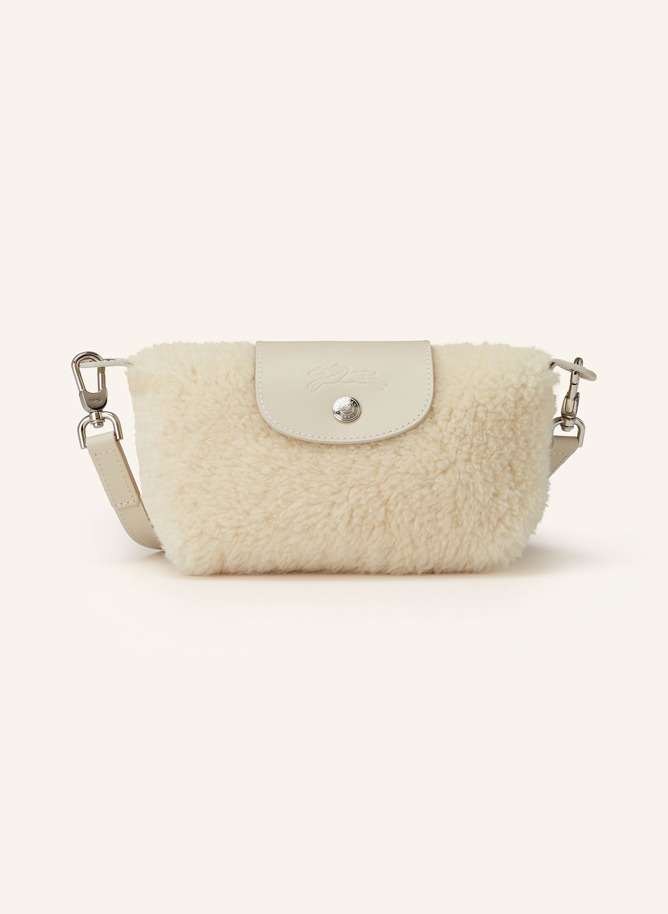 Longchamp Textil mit Leder-Details. Shearling-Optik. Schließt mit Reißverschluss. Überschlag mit Druckknopf. Abnehmbarer, längenverstellbarer Schulterriemen. Innen ein Hauptfach. Label-Prägung auf der Front in ecru