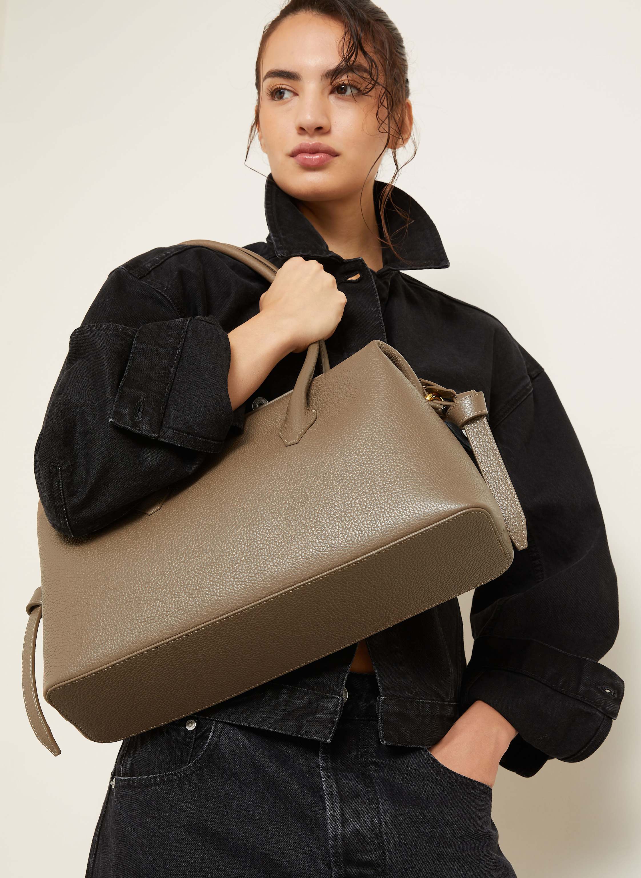 Thumbnail - Yuzefi Schultertasche Brioche Duffle grau