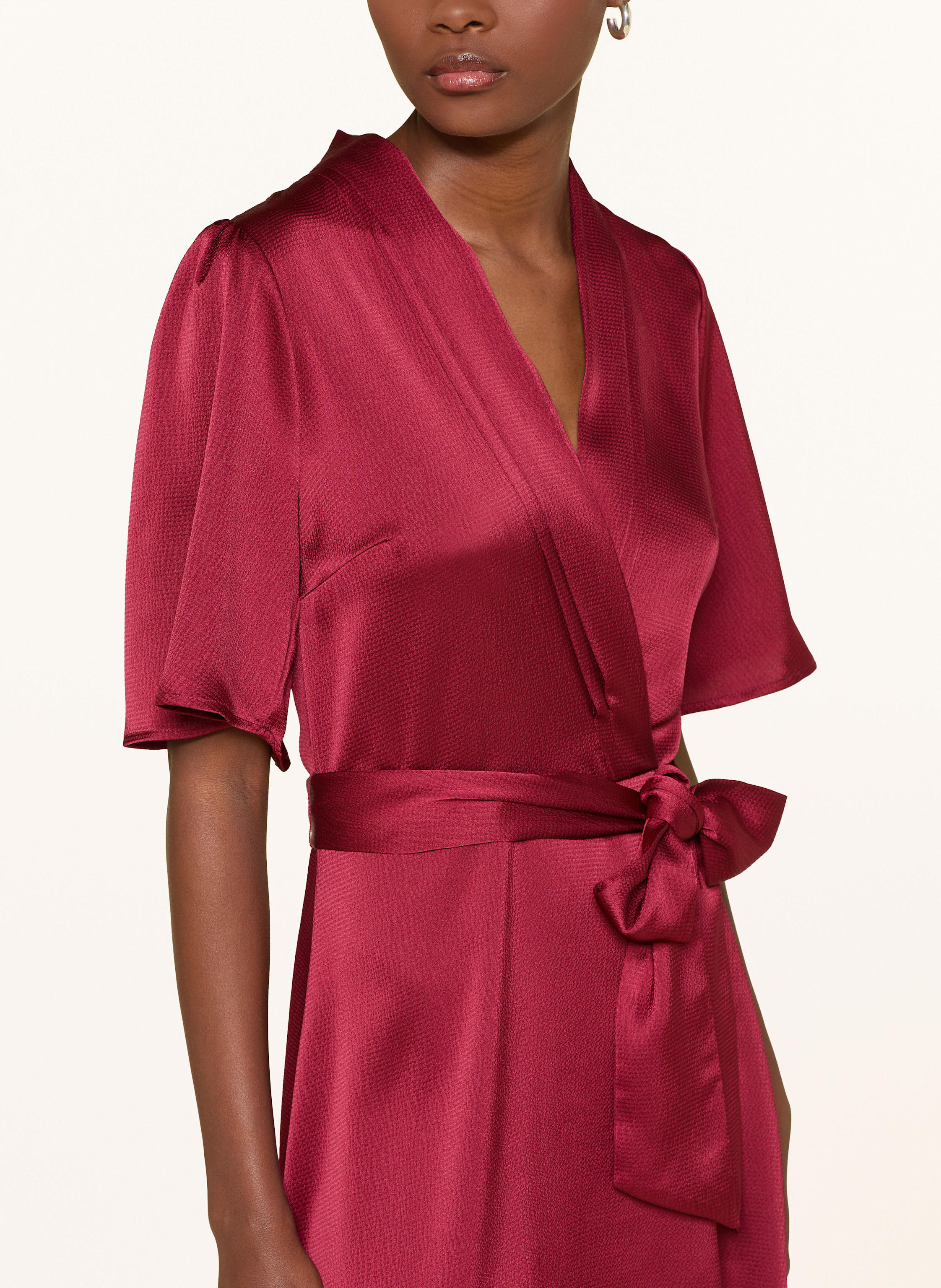 Thumbnail - Mrs & Hugs Satinkleid In Wickeloptik rot