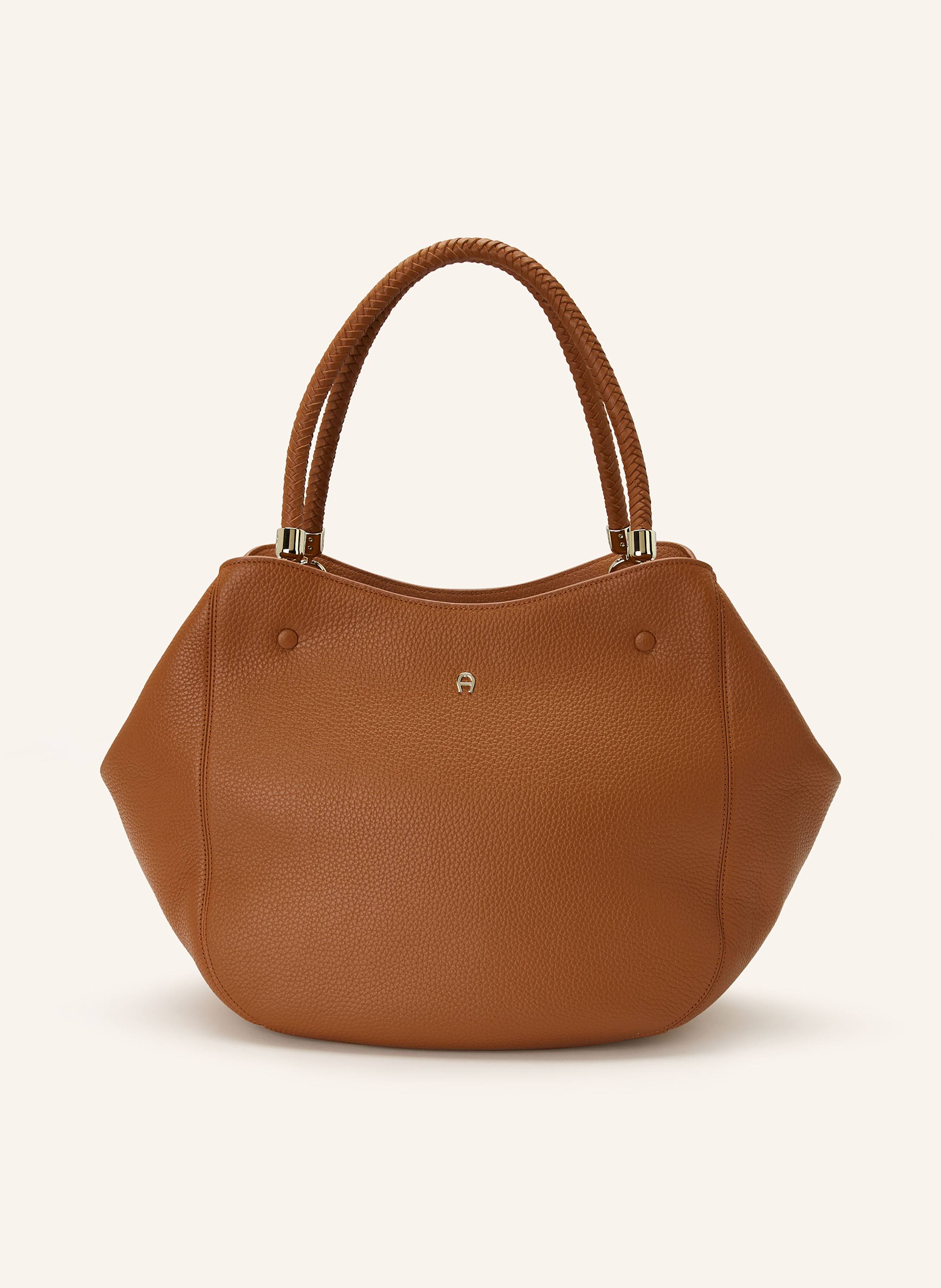 Aigner Genarbtes Leder. Schließt mit Reißverschluss und Magnetverschluss. Zwei Tragegriffe. Innen ein Hauptfach. Innenfach mit Reißverschluss. Verstärkter Taschenboden. Emblem auf der Front Large in cognac