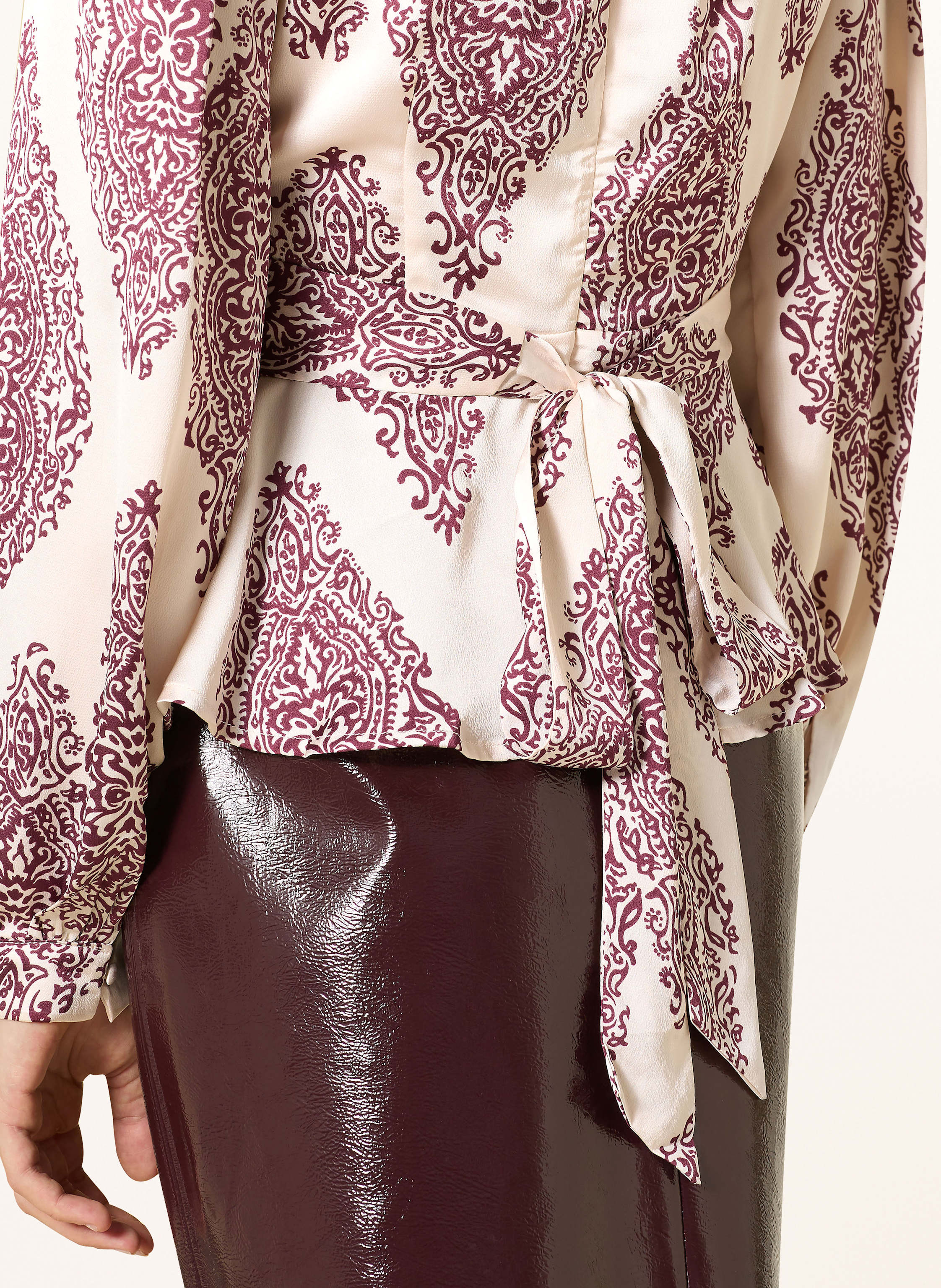 Thumbnail - Neo Noir Blusentop Rista In Wickeloptik Aus Satin rot