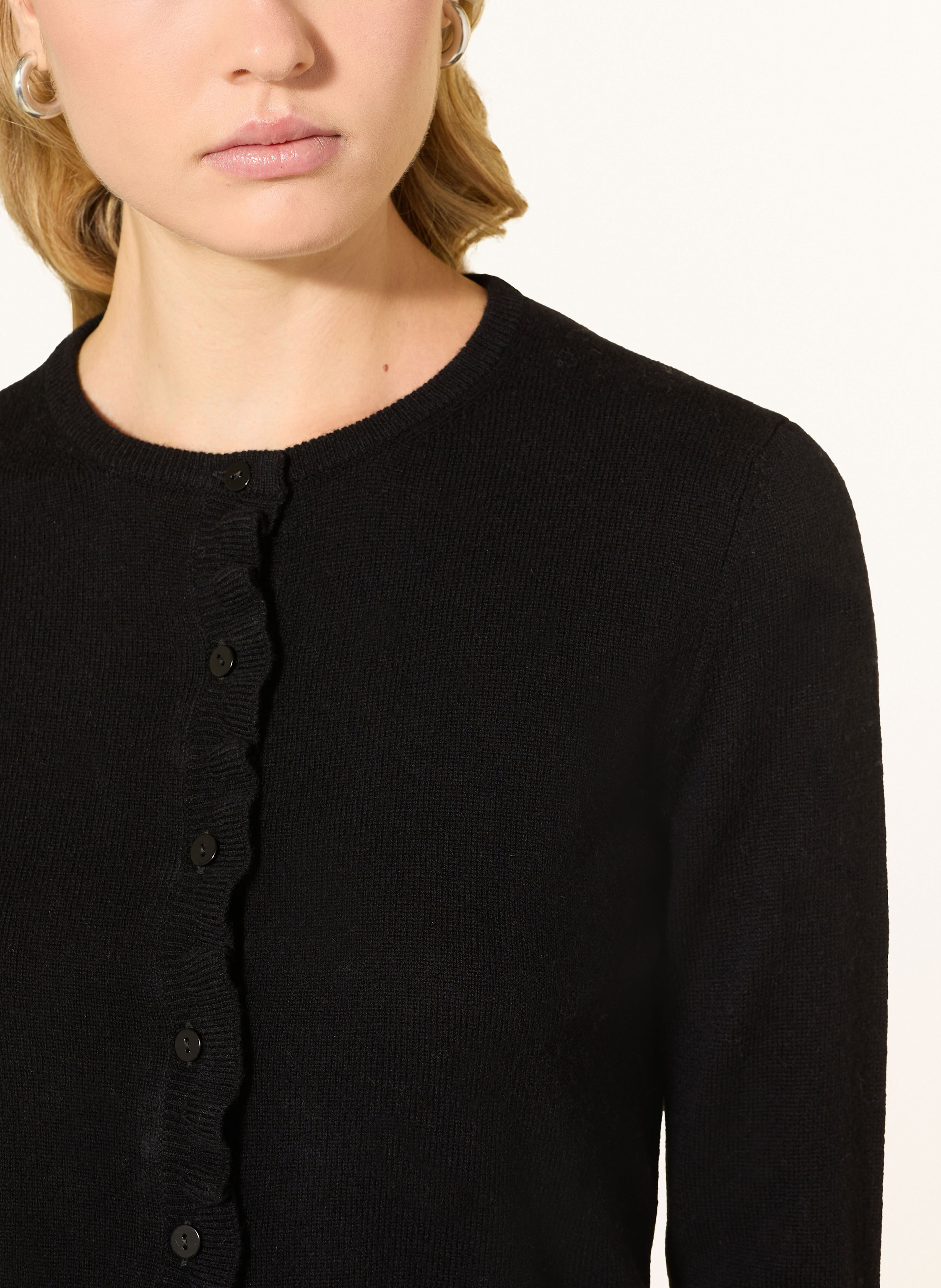 Thumbnail - Darling Harbour Strickjacke Mit Rüschen schwarz