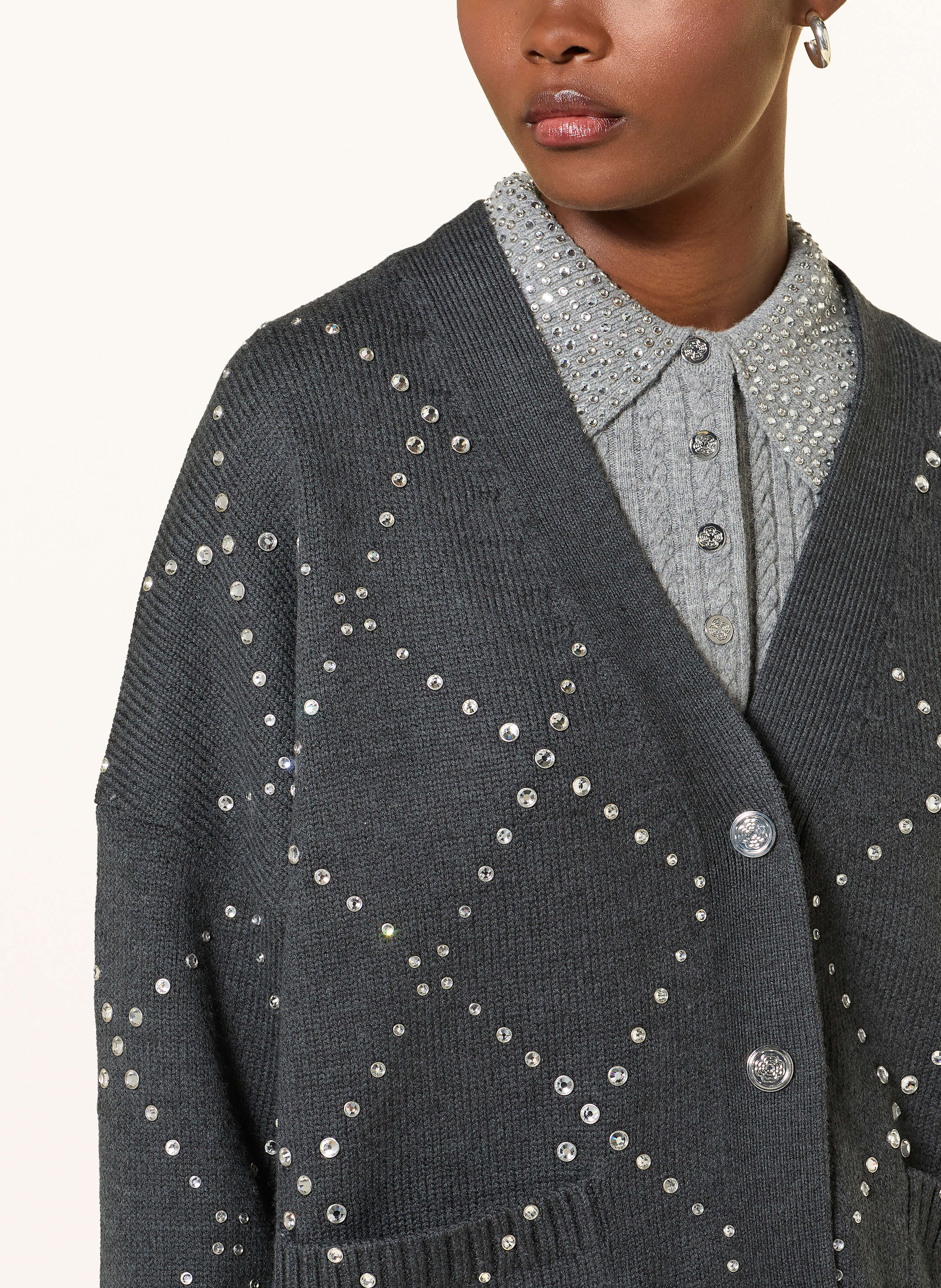 Thumbnail - Maje Strickjacke Mit Schmucksteinen grau