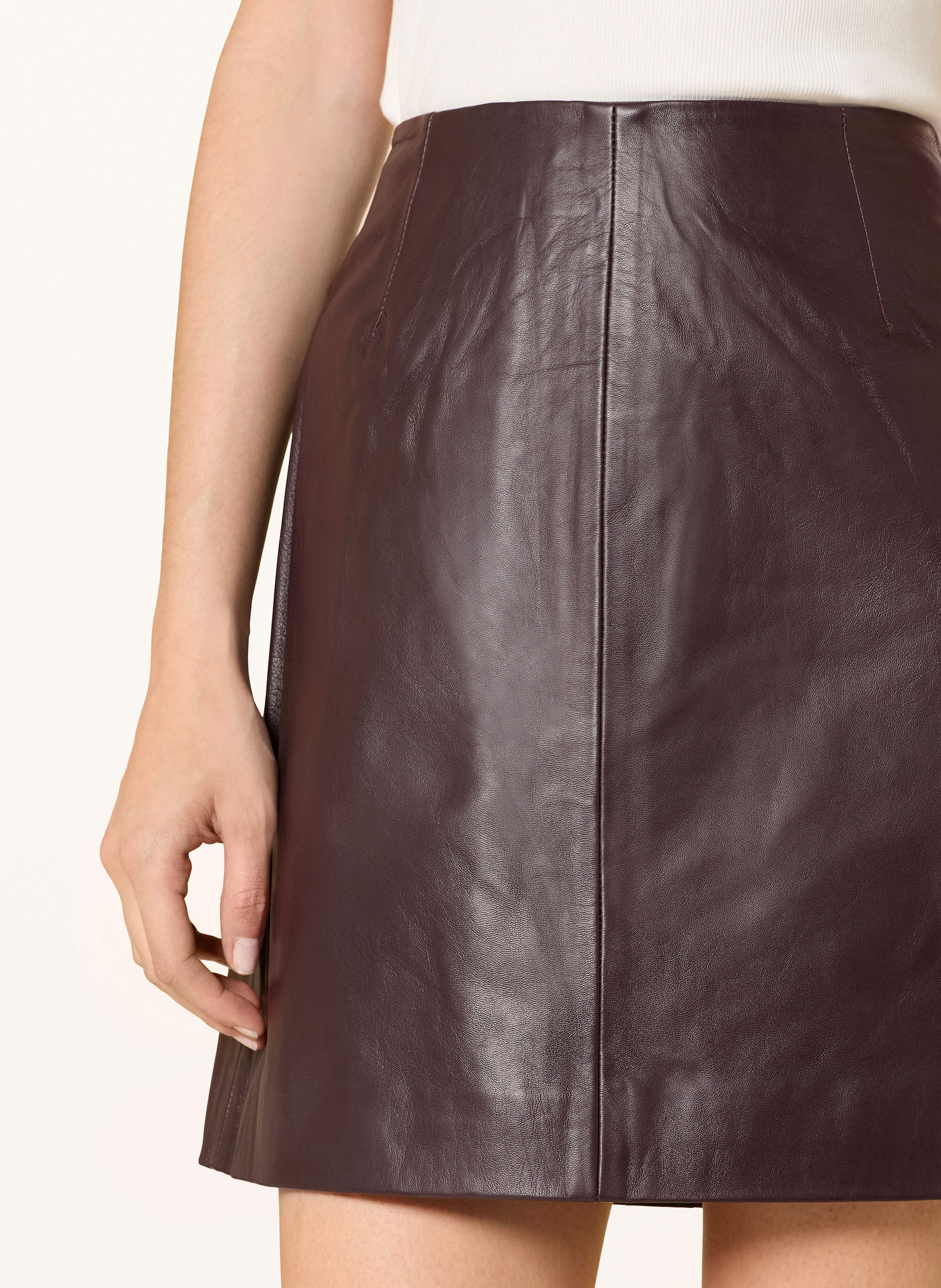 Thumbnail - Y.A.S. Lederrock rot