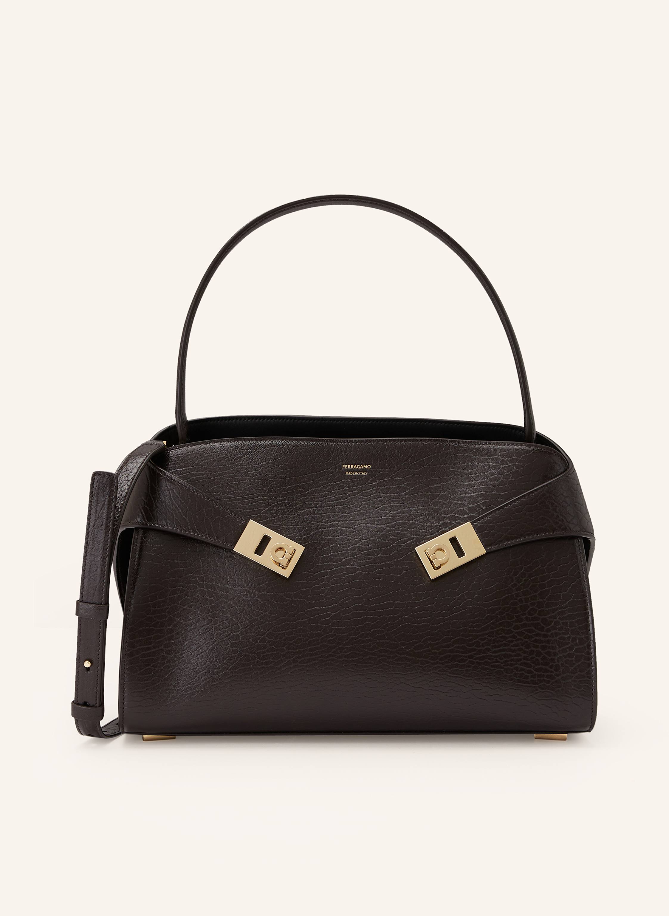 Ferragamo Fein genarbtes Leder. Schließt mit Magnetverschlüssen. Ein Tragehenkel. Abnehmbarer, längenverstellbarer Schulterriemen. Zwei Hauptfächer innen. Ein Innenfach mit Reißverschluss. Zwei Kartenfächer. La in schwarz