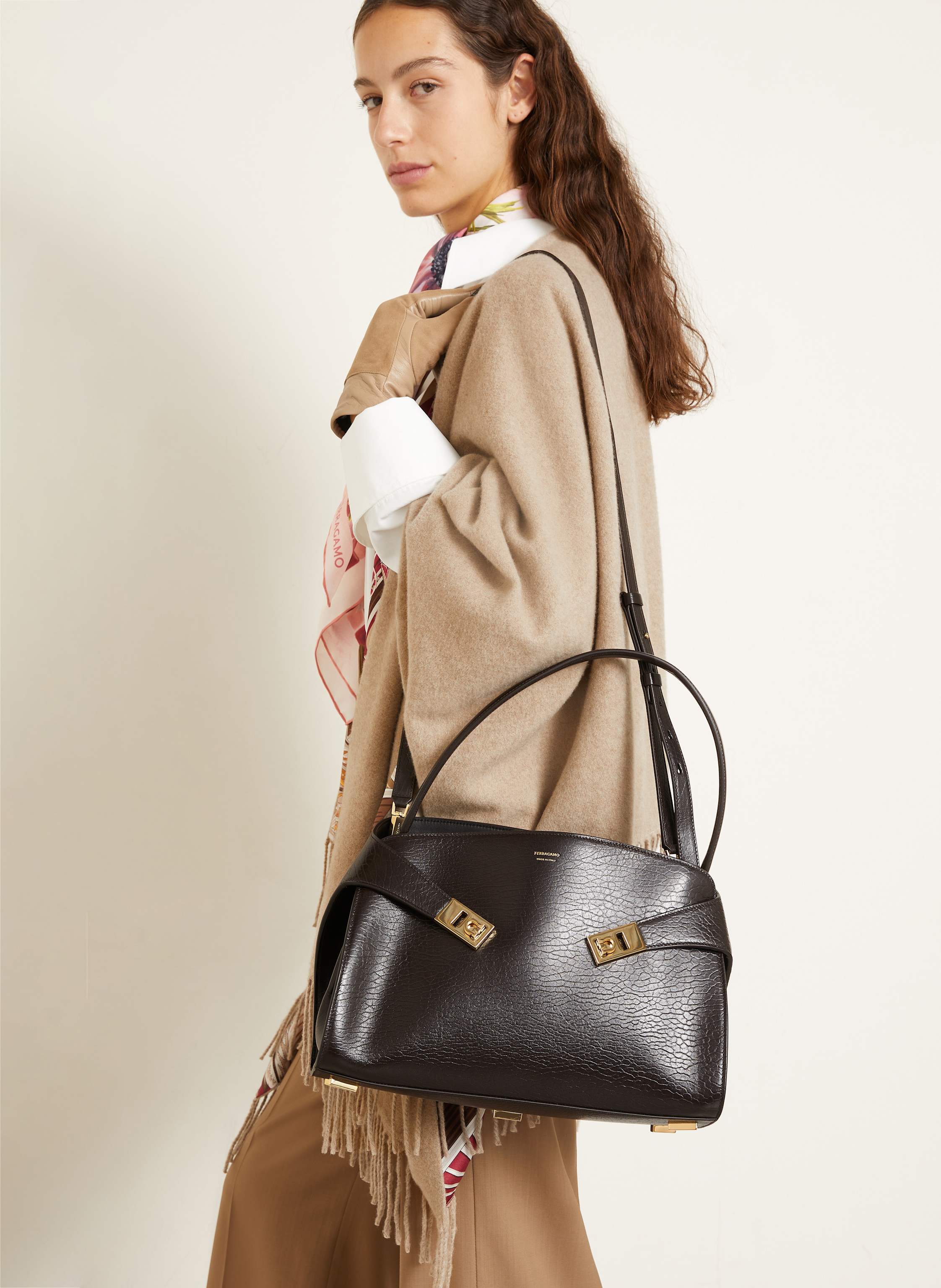 Thumbnail - Ferragamo Handtasche Hug schwarz