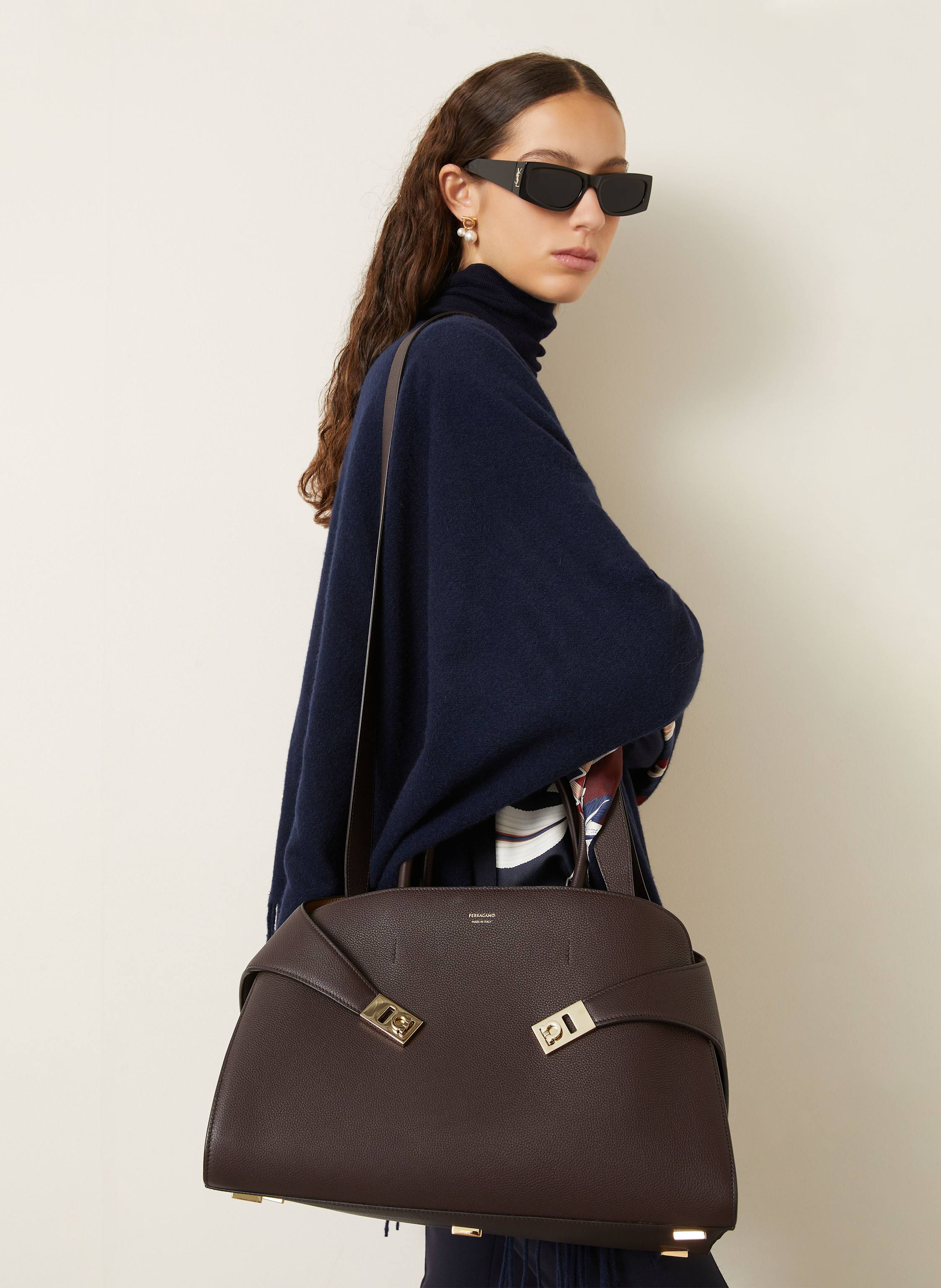 Thumbnail - Ferragamo Handtasche Hug Large braun