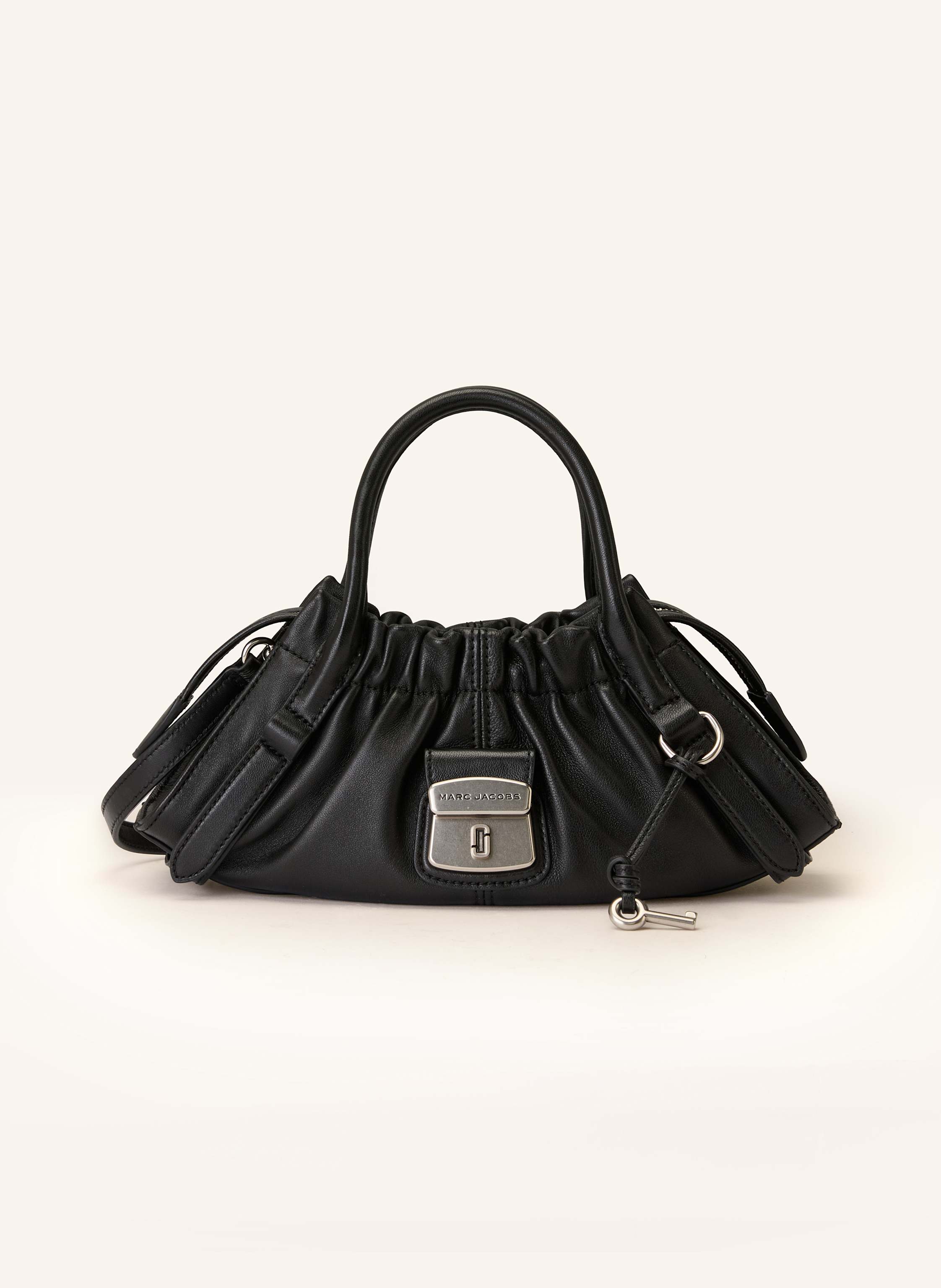 Marc Jacobs Fein genarbtes Leder. Dekoratives Metalldetails im Schloss-Design auf der Vorderseite. Geraffte Optik an Vorder- und Rückseite. Dekorative, seitliche Riemen. Schließt mit Zwei-Wege-Reißverschluss. Zwe Small in schwarz