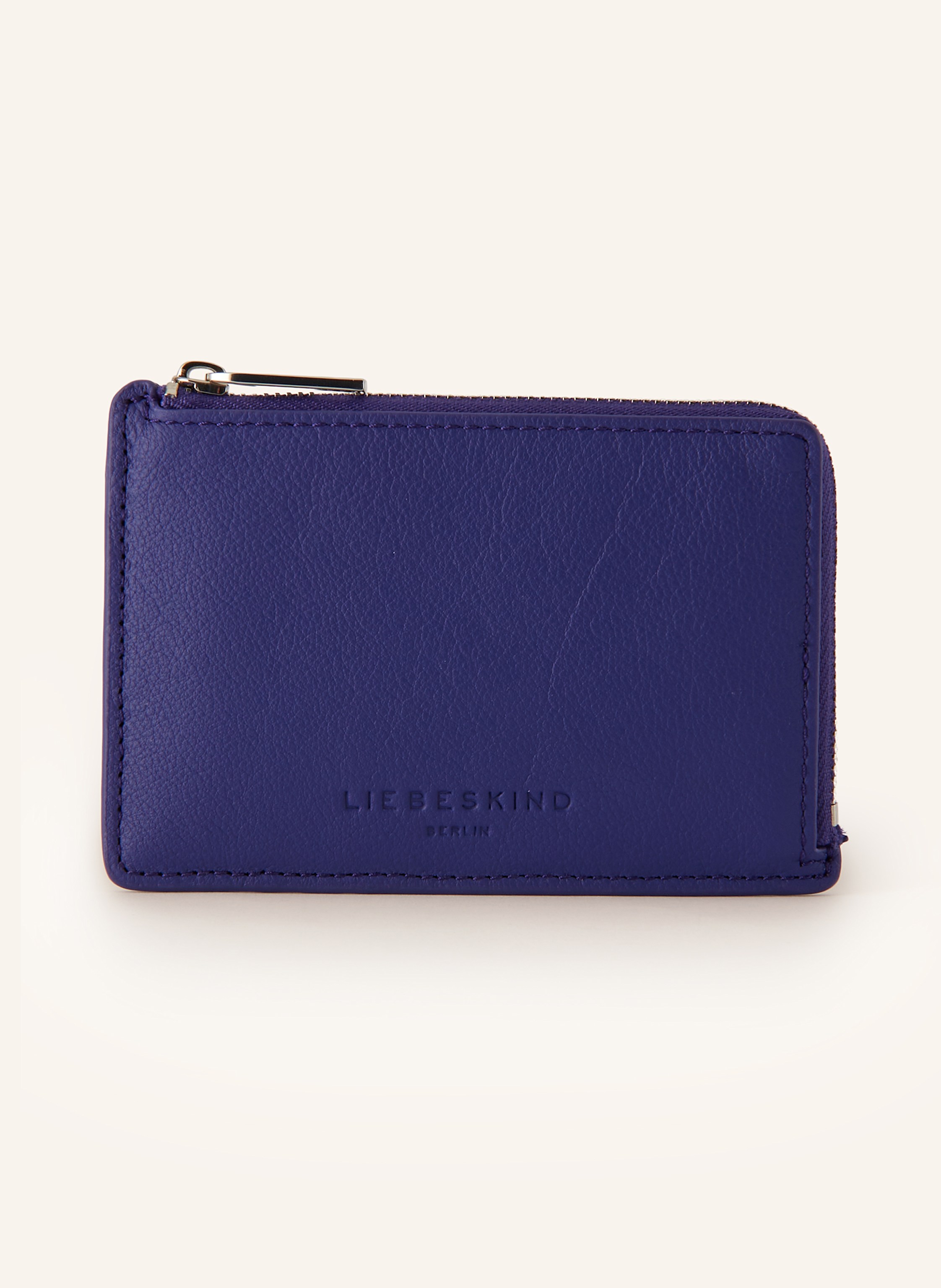 Liebeskind Berlin Fein genarbtes Leder. Schließt mit Reißverschluss. Sechs Steckfächer auf der Rückseite. Silberfarbene Hardware. Label-Prägung in lila