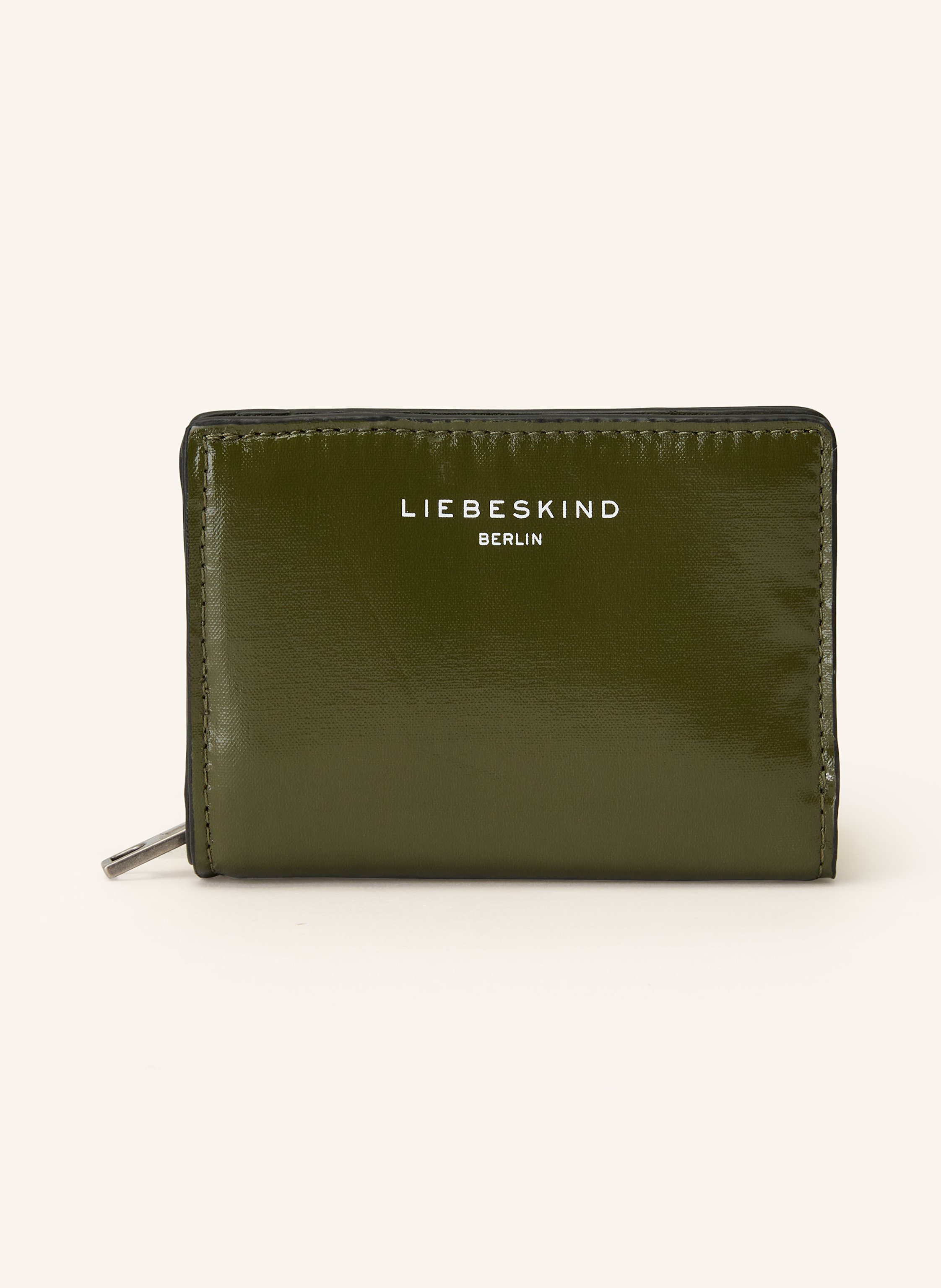Liebeskind Berlin Textil. Glänzende Optik. Schließt mit Druckknopf. Münzfach mit Reißverschluss. Ein Scheinfach. Drei Steckfächer. Sechs Kartenfächer. Label-Print auf der Front Medium in dunkelgrün