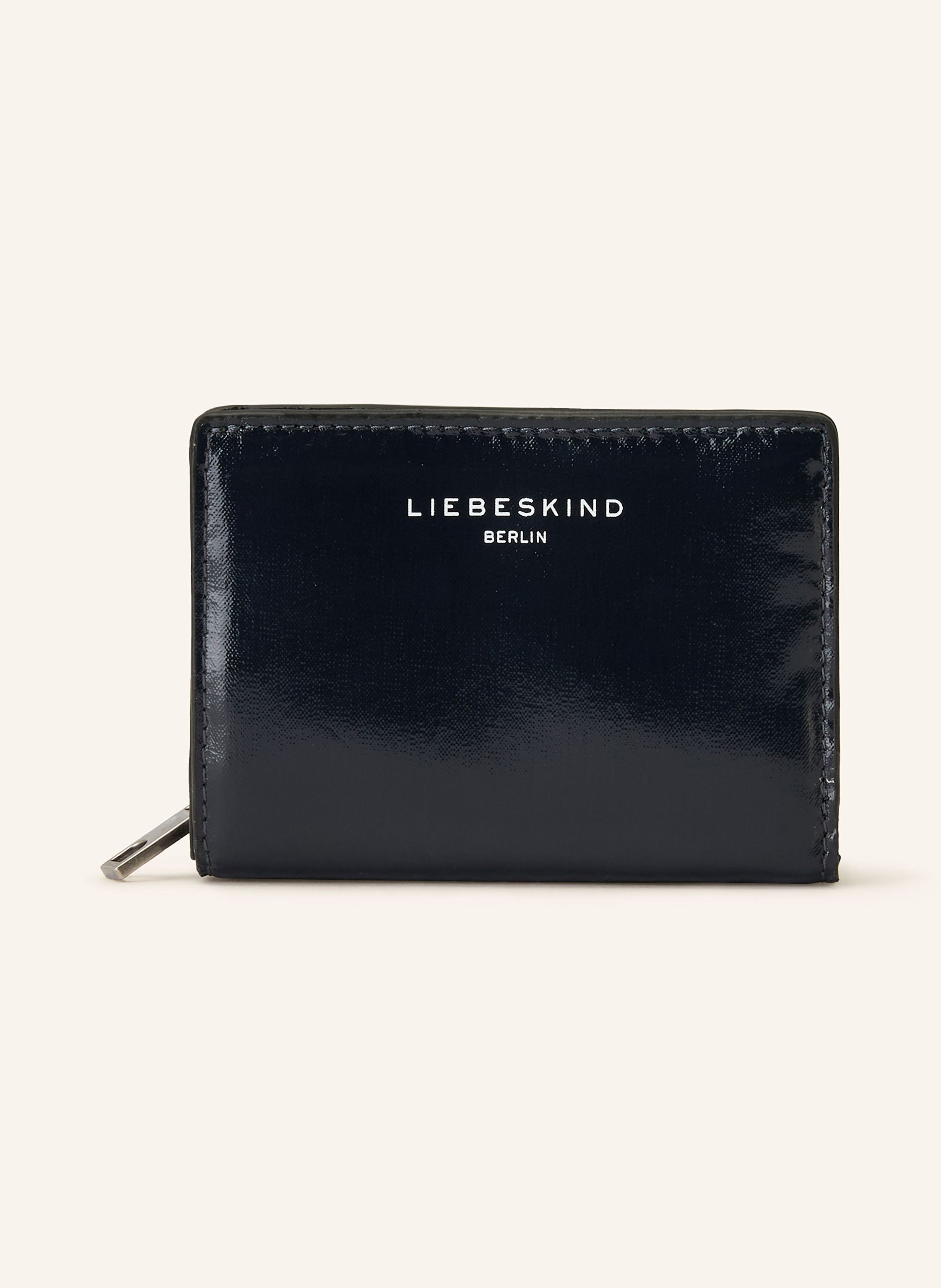 Liebeskind Berlin Textil. Glänzende Optik. Schließt mit Druckknopf. Münzfach mit Reißverschluss. Ein Scheinfach. Drei Steckfächer. Sechs Kartenfächer. Label-Print auf der Front Medium in dunkelblau