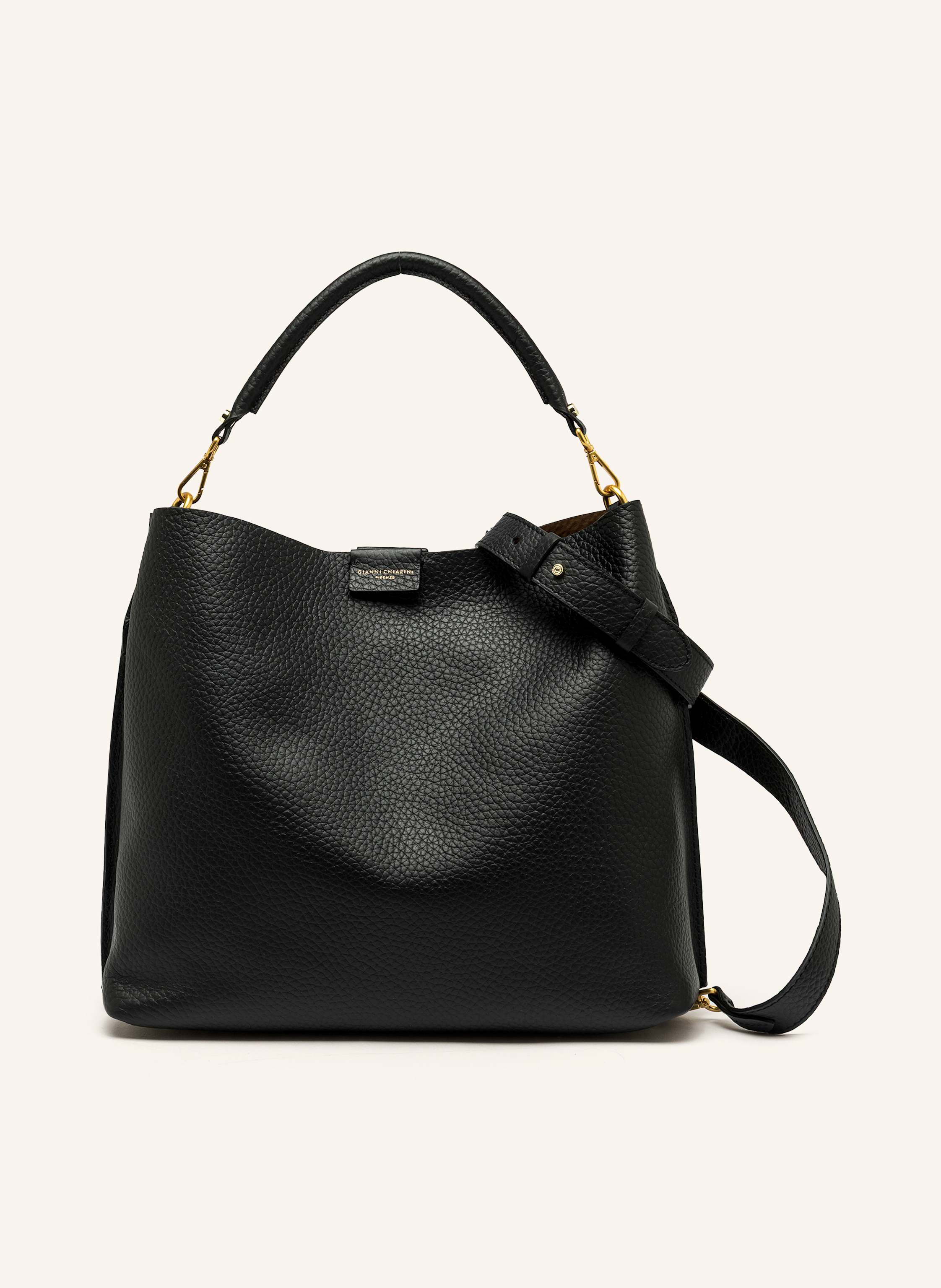 Gianni Chiarini Genarbtes Leder. Schließt mit Magnetverschluss. Ein abnehmbarer Tragegriff. Abnehmbarer, längenverstellbarer Schulterriemen. Herausnehmbare Pouch in Jeansoptik. Verstärkter Taschenboden mit Schutzfüßc in schwarz