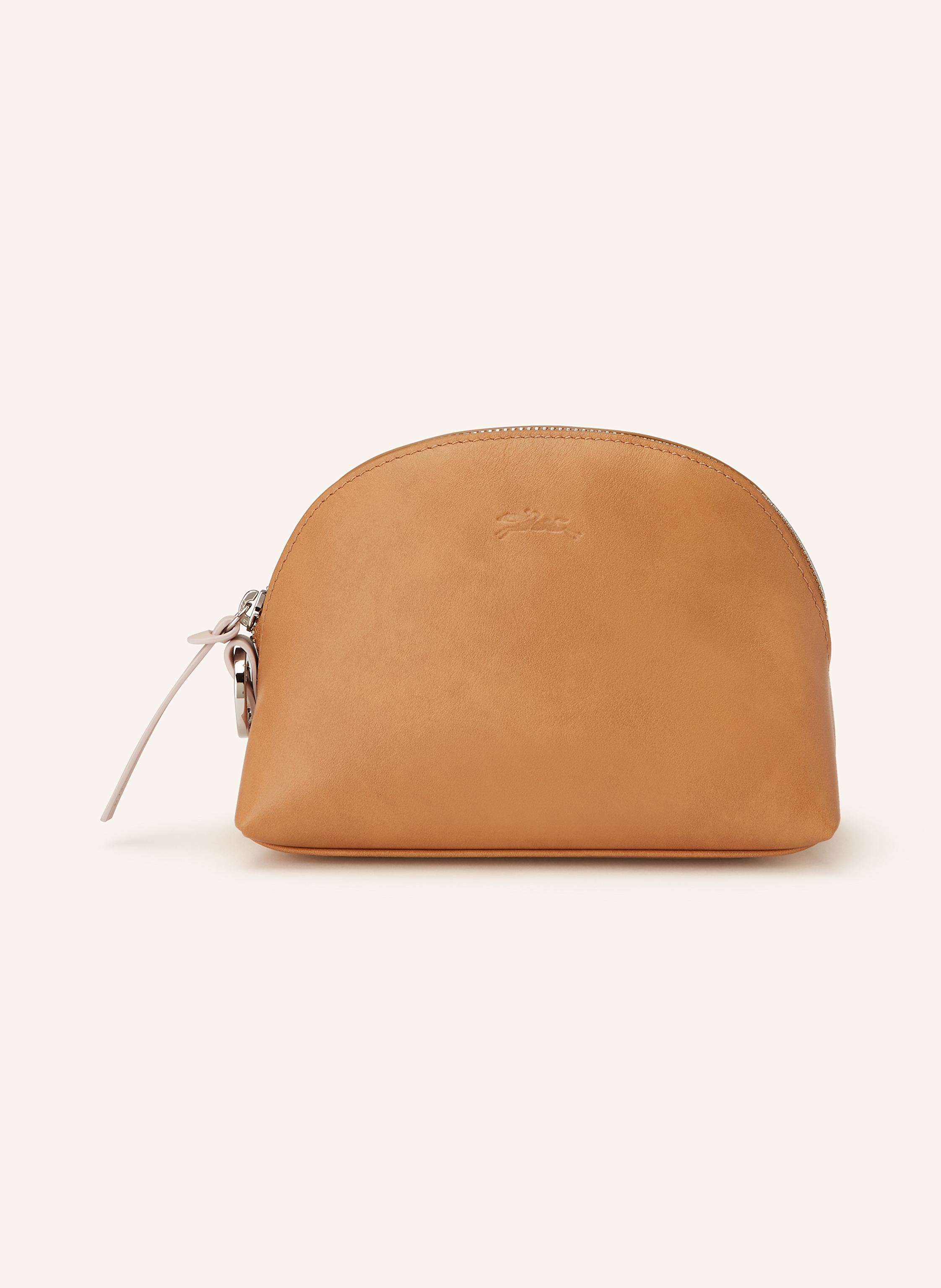 Longchamp Fein genarbtes Leder. Schließt mit Reißverschluss. Innenfach mit Reißverschluss. Label-Detail auf der Front in camel