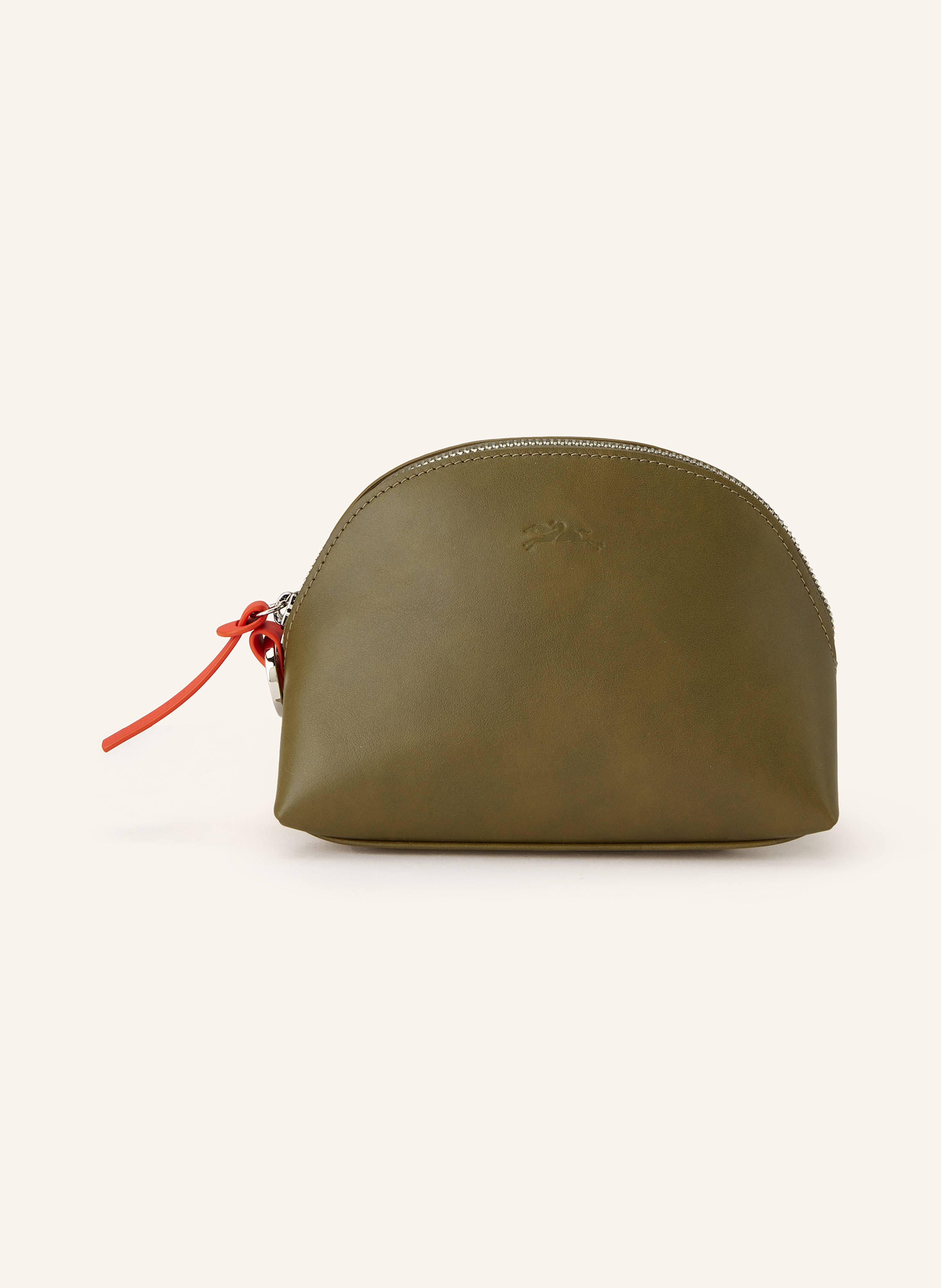 Longchamp Fein genarbtes Leder. Schließt mit Reißverschluss. Innenfach mit Reißverschluss. Label-Detail auf der Front in oliv