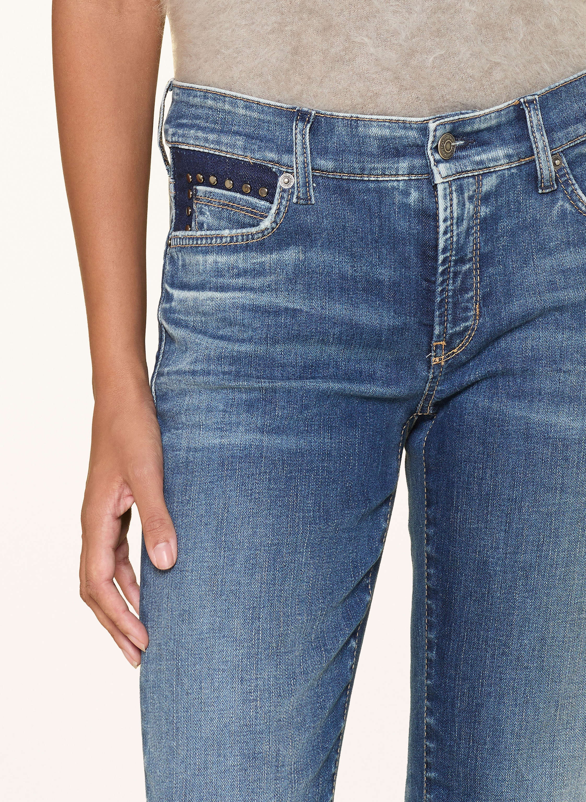 Thumbnail - Cambio Flared Leg Jeans Paris Mit Nieten blau