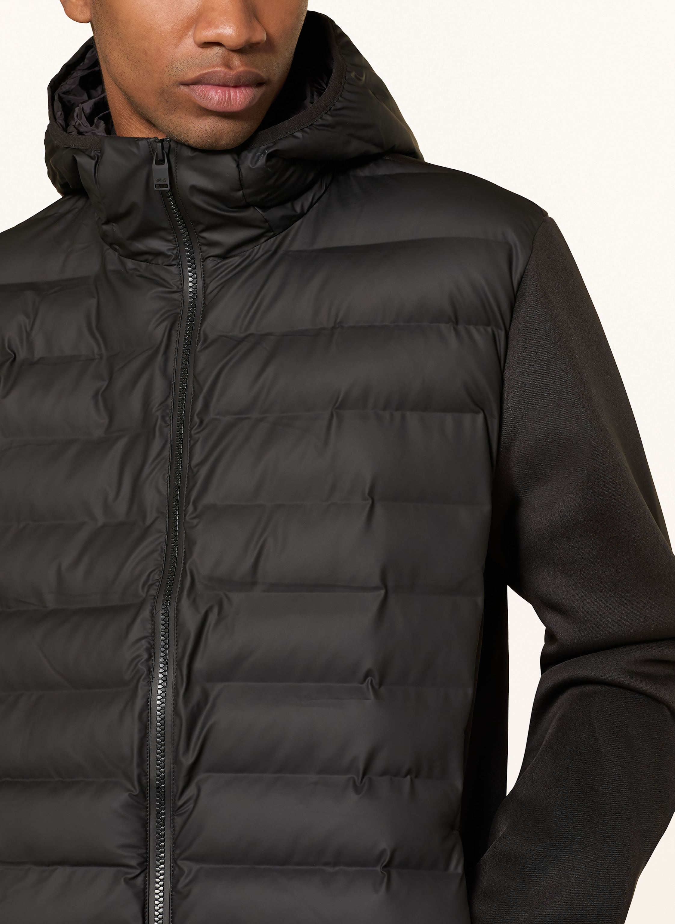 Thumbnail - Rains Steppjacke Safi Im Materialmix schwarz