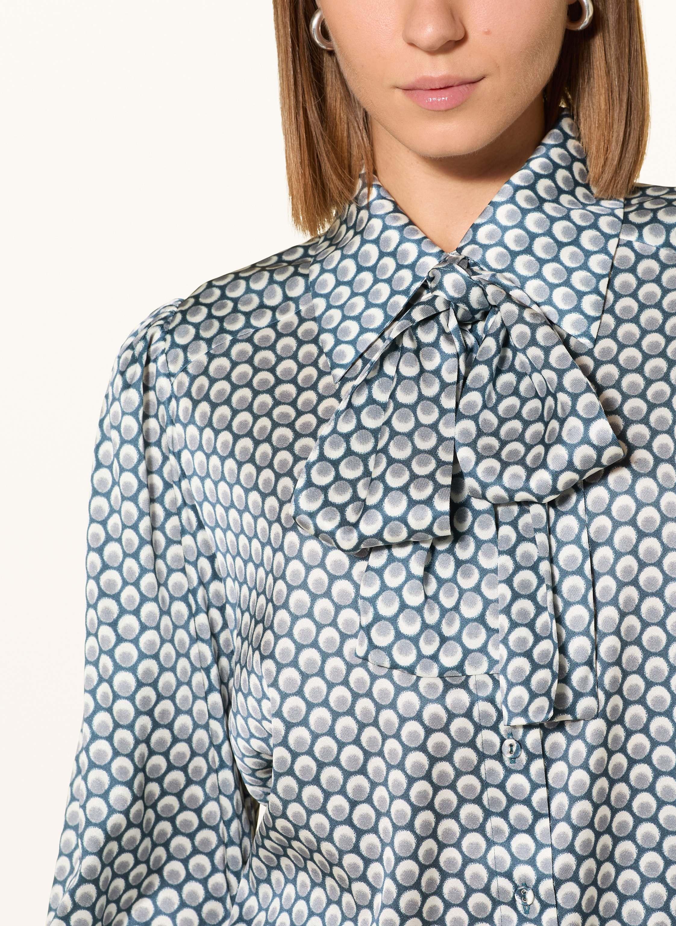 Thumbnail - Dea Kudibal Seidenbluse Aus Satin Mit Abnehmbarer Schluppe blau