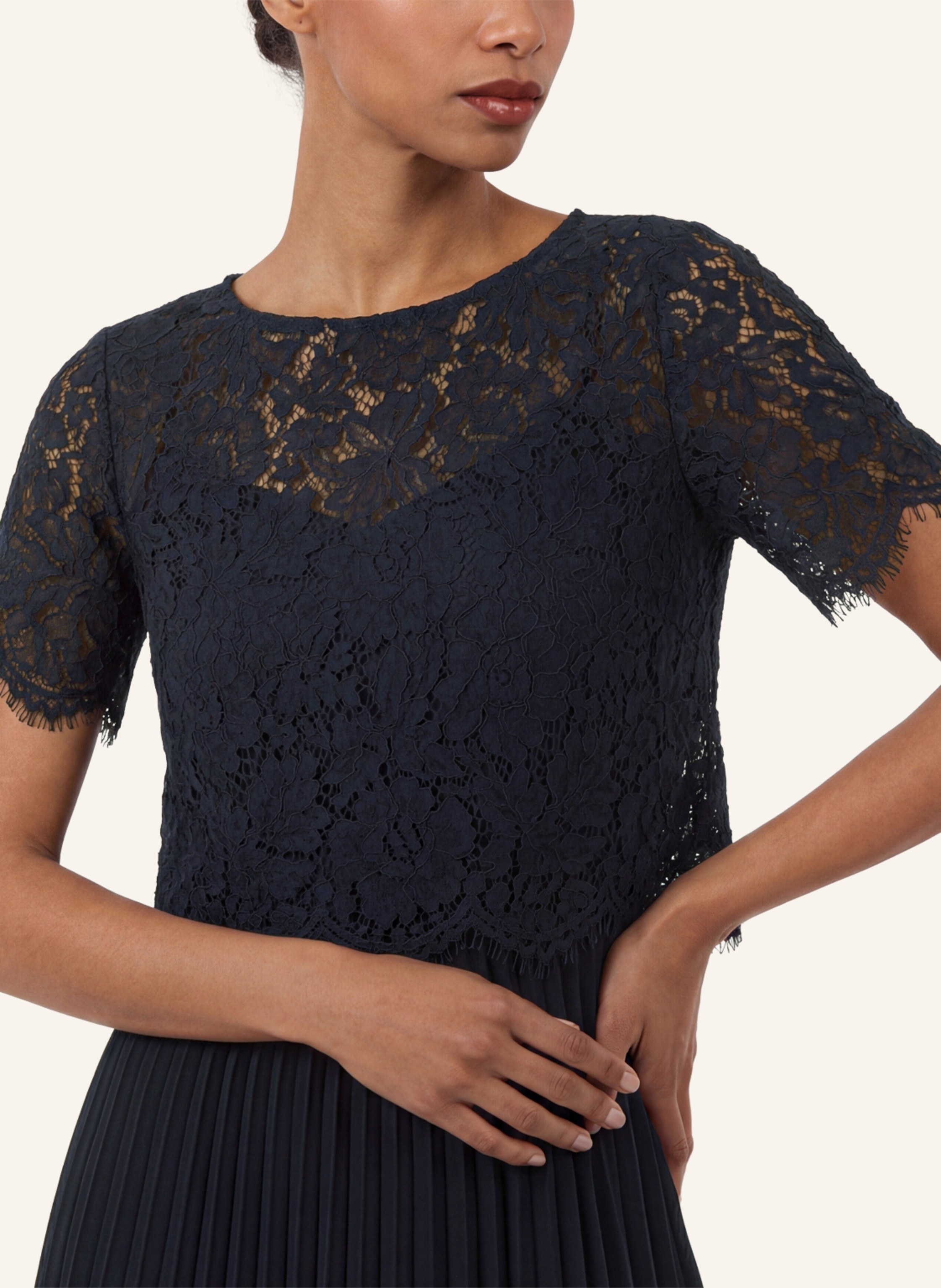 Thumbnail - Apart Set: Abendkleid Und Blusenshirt Aus Spitze blau