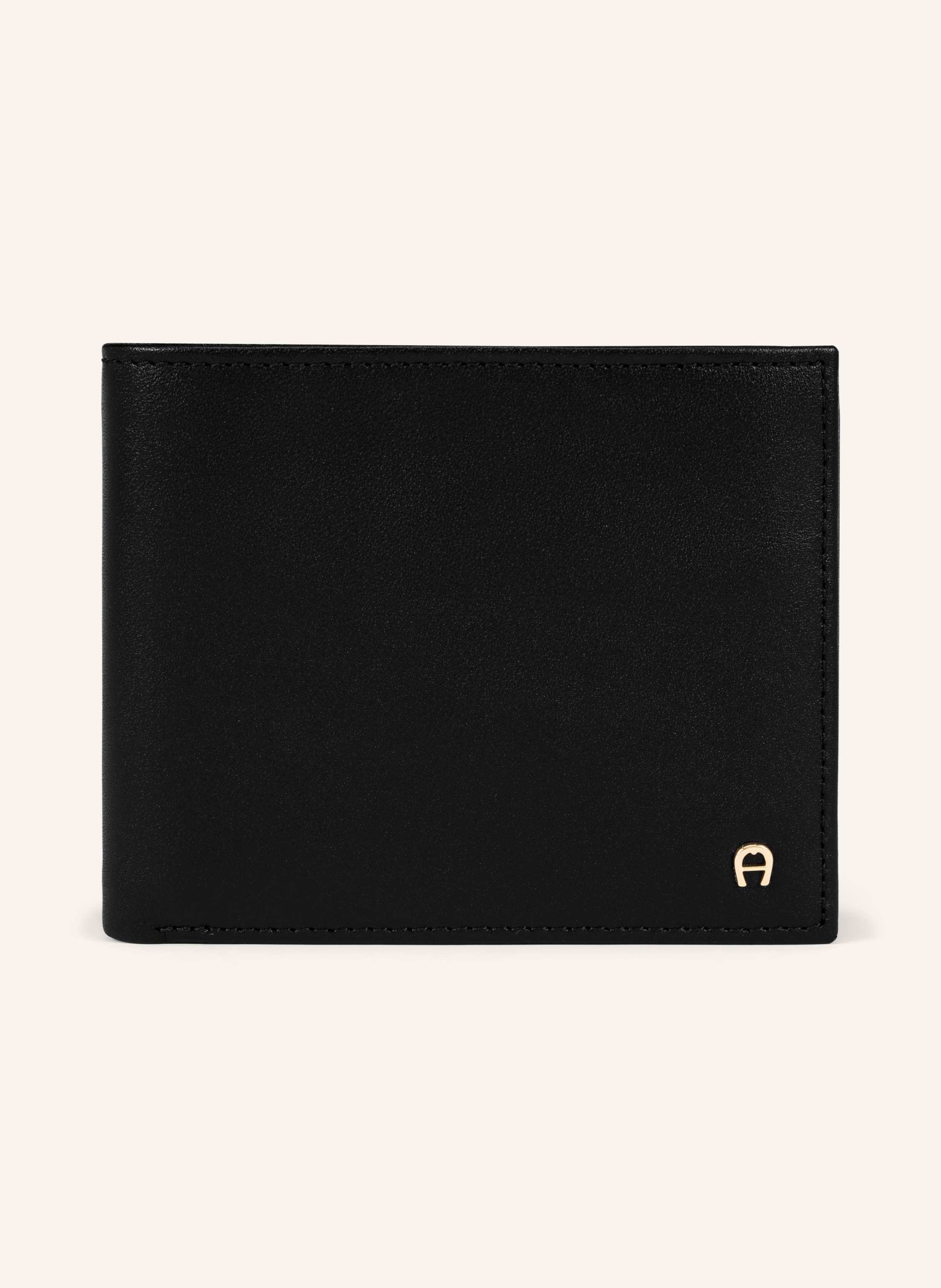 Aigner Diese elegante Geldbörse vereint ein kompaktes Format mit einer funktionalen Innenaufteilung. Zwei Scheinfächer, ein Münzfach und fünf Kartenfächer ermöglichen strukturierte Ordnung. Ein weiteres Stec in schwarz
