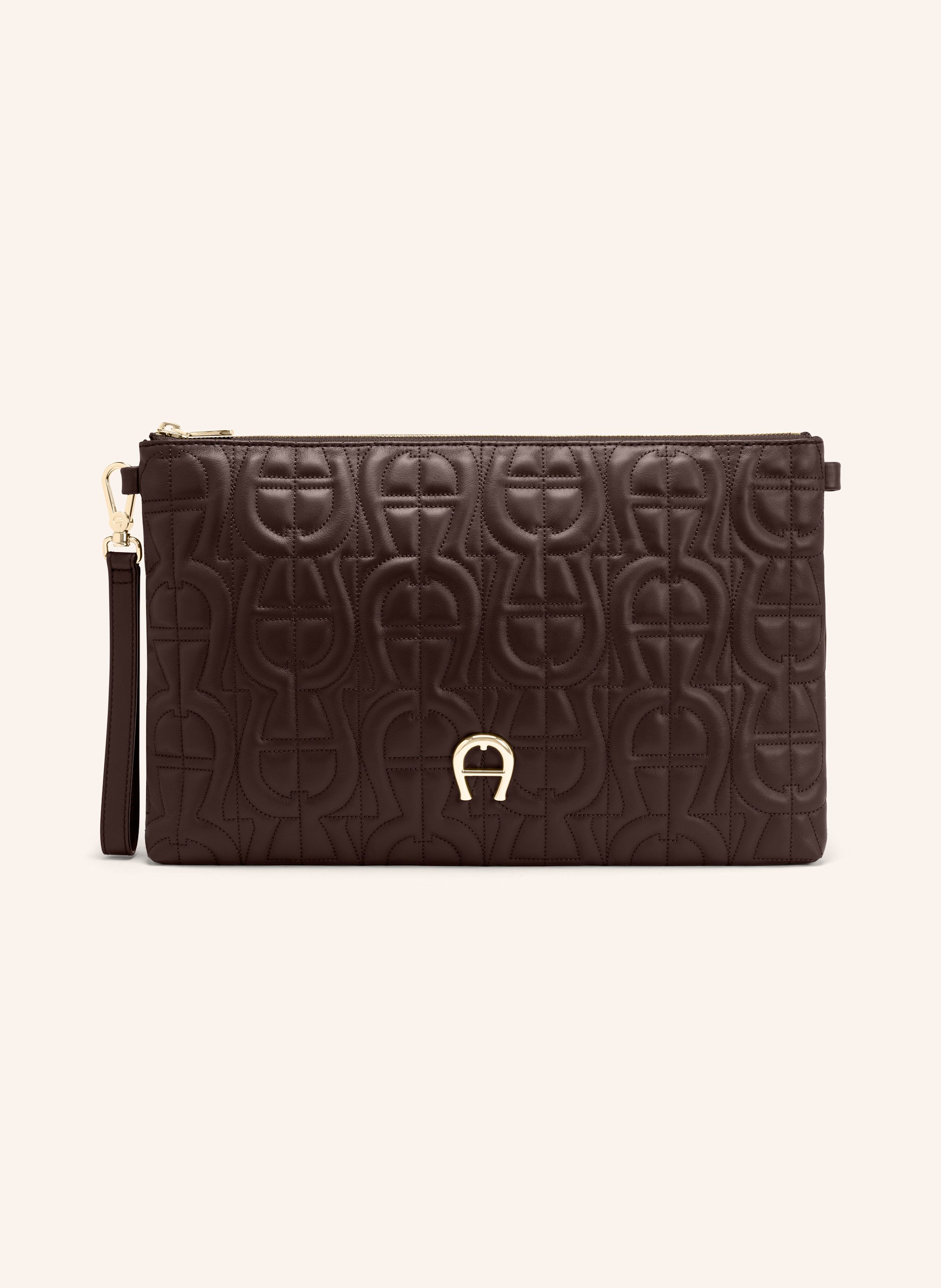Aigner Die Diadora Pouch M von AIGNER kann sowohl als Clutch zum Dinner getragen werden, als auch in Ihrer größeren Handtasche. Extra Handloop 14,5cm. Glänzende, hellgoldfarbene Metallteile. Reißverschluss. in dunkelbraun