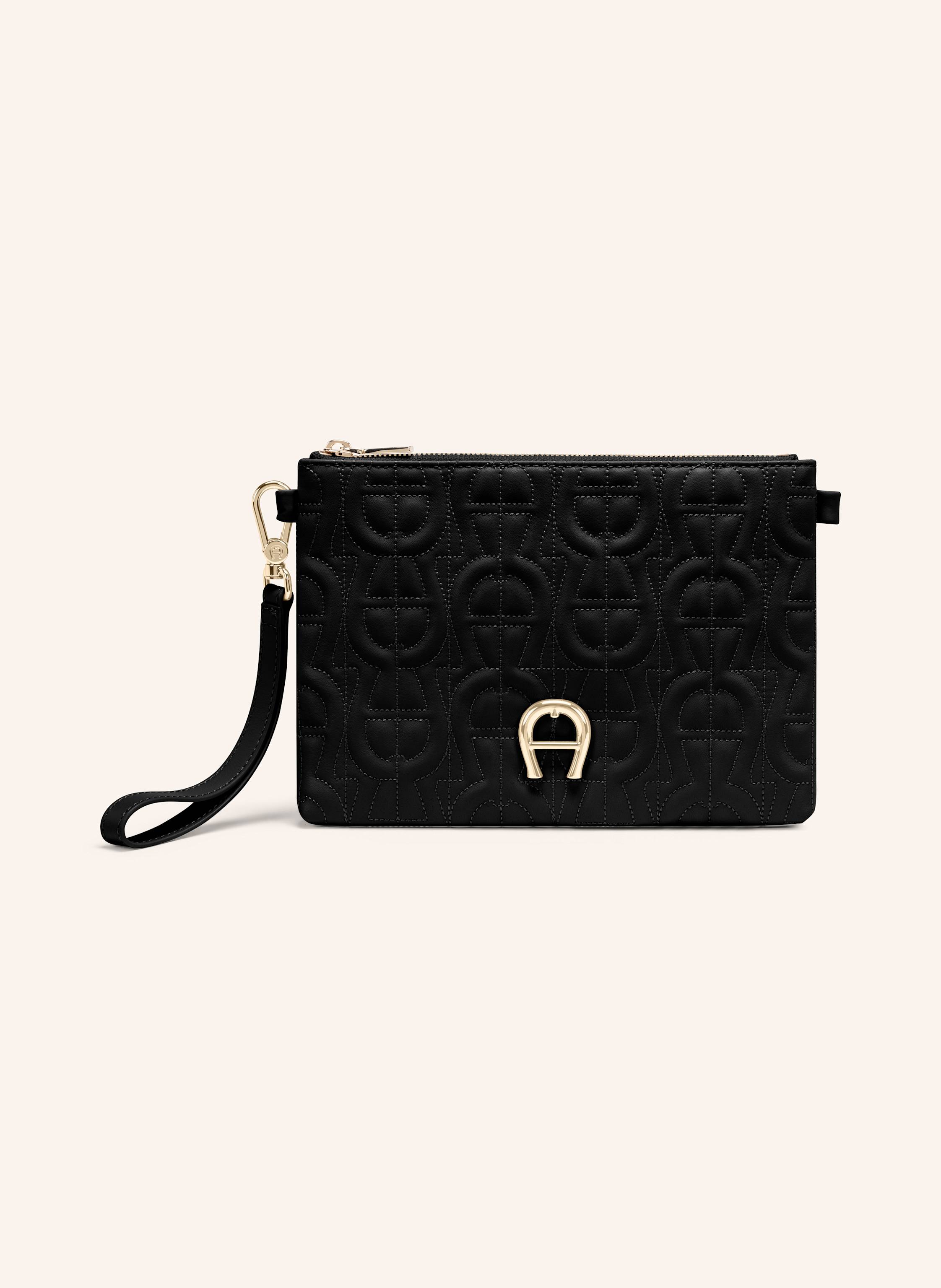 Aigner Die süße Diadora Pouch S von AIGNER aus hochwertigem gestepptem Rindsleder mit praktischer Handschlaufe. Extra Handloop 14,5cm. Glänzende, hellgoldfarbene Metallteile. Reißverschluss. Rindsleder mit L in schwarz