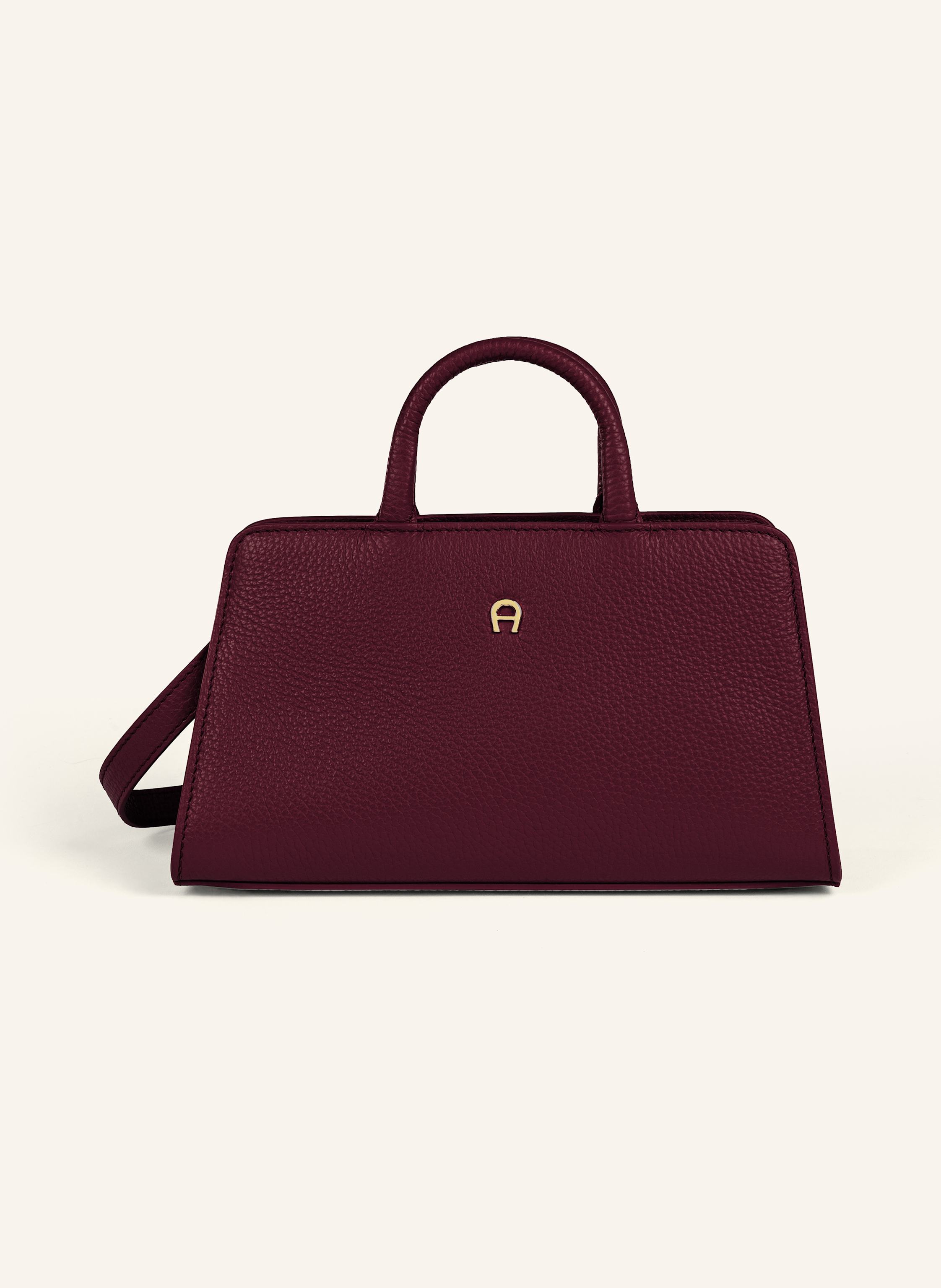 Aigner Jetzt auch in mini, die Cybill Stretch Mini-Tasche S von AIGNER in kleinerer Ausführung bringt die gleichen Vorzüge wie alle Cybills.Egal ob zum Dinner oder Tagsüber, die kleine Cybill passt zu jedem Mini in dunkelrot