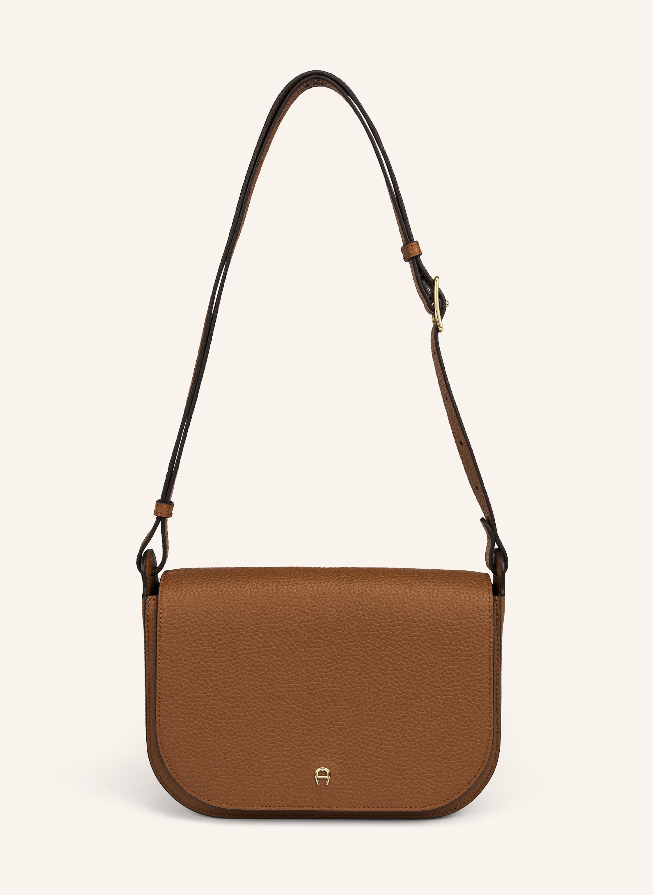 Aigner Die Pura Umhängetasche M von AIGNER in klassischer Sattelform aus hochwertigem Rindsleder spiegelt den Kollektionsgedanken wieder. Überzeugen Sie sich von den klaren Formen und satten Farben. Genarbte in cognac