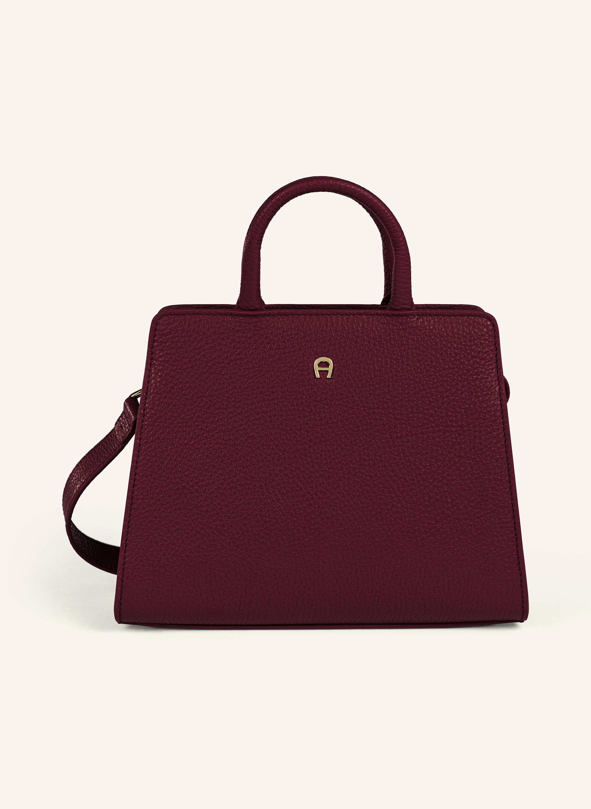 Aigner Die kleine Cybill Bag ist aus weichem, genarbtem Rindsleder gefertigt und besticht durch ihr klassisches Design. Mit AIGNER Logo auf der Front und exklusiv entwickelten Metallteilen versehen. Der ab Mini in dunkelrot