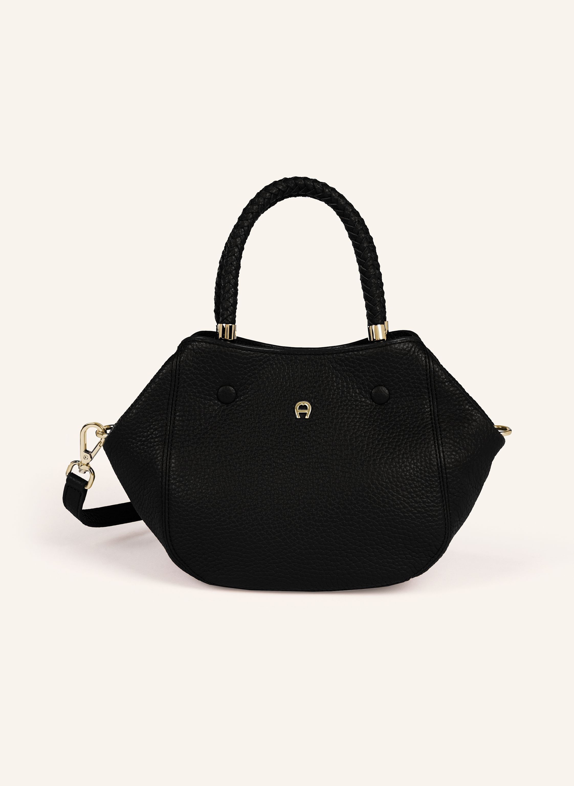 Aigner Die süße neue Carré Soft Handtasche S von AIGNER ist Ihre neue, treue Begleiterin durch den Alltag. Ob beim bummeln in der Stadt, oder auch als stylische Arbeitstasche, die Carré Soft S lässt Sie nie in schwarz