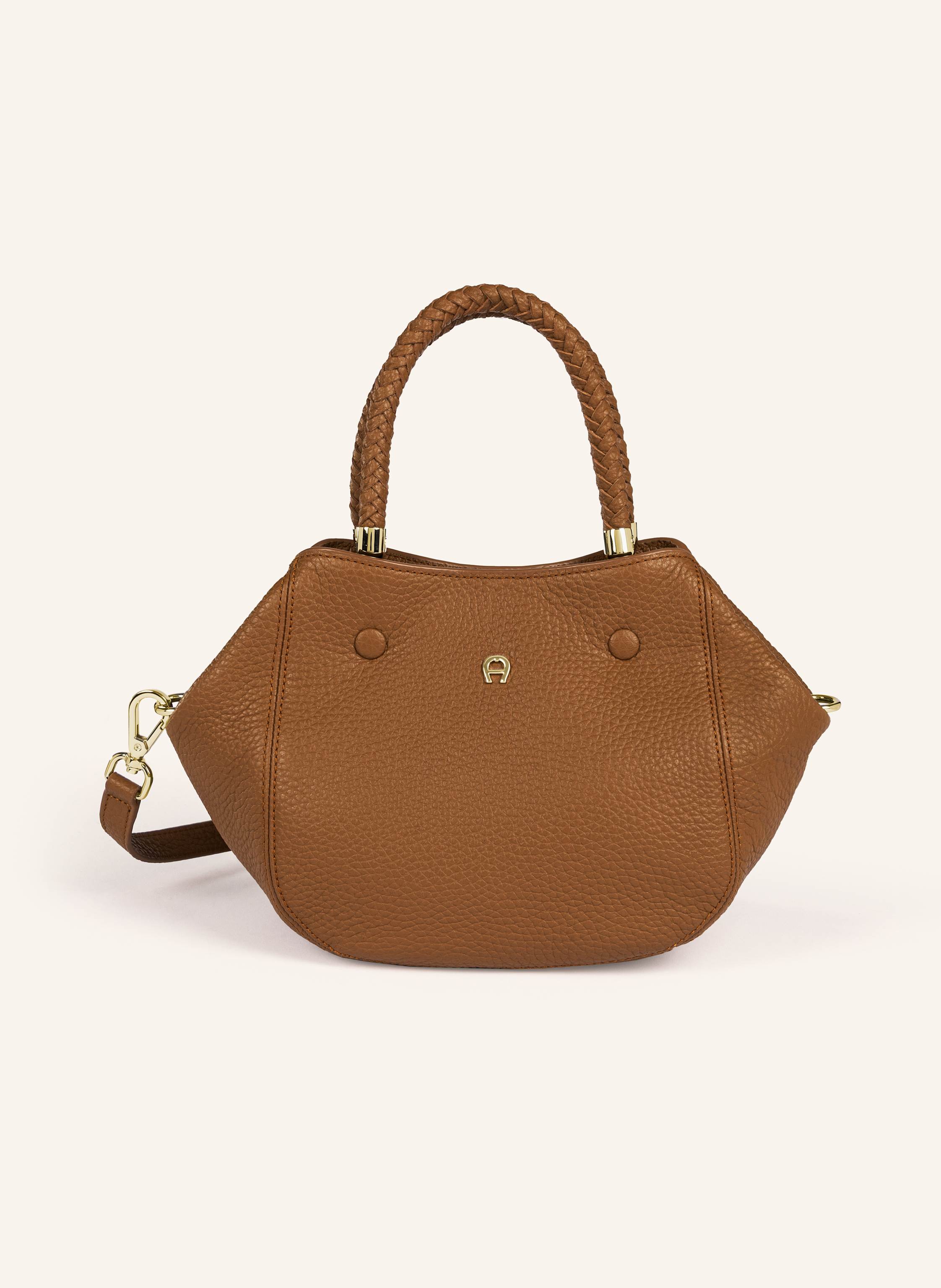Aigner Die süße neue Carré Soft Handtasche S von AIGNER ist Ihre neue, treue Begleiterin durch den Alltag. Ob beim bummeln in der Stadt, oder auch als stylische Arbeitstasche, die Carré Soft S lässt Sie nie in cognac