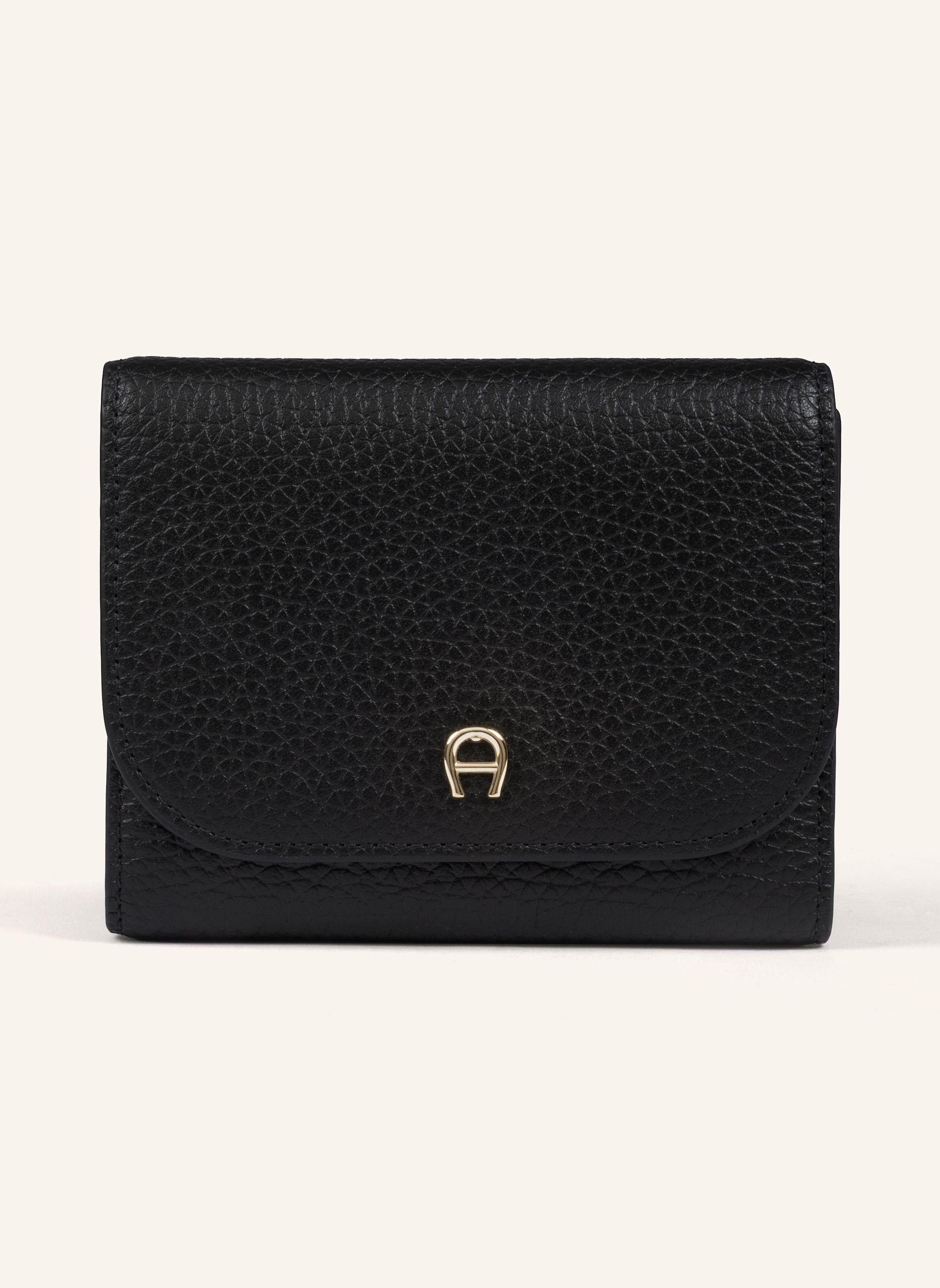 Aigner Die Pura Kombibörse von AIGNER vereint zeitlose Eleganz mit kompakter Funktionalität. Perfekt für den stilbewussten Alltag. Genarbtes Rindsleder. Metallteile: Hellgold glänzend. Verschluss: Druckknopf in schwarz