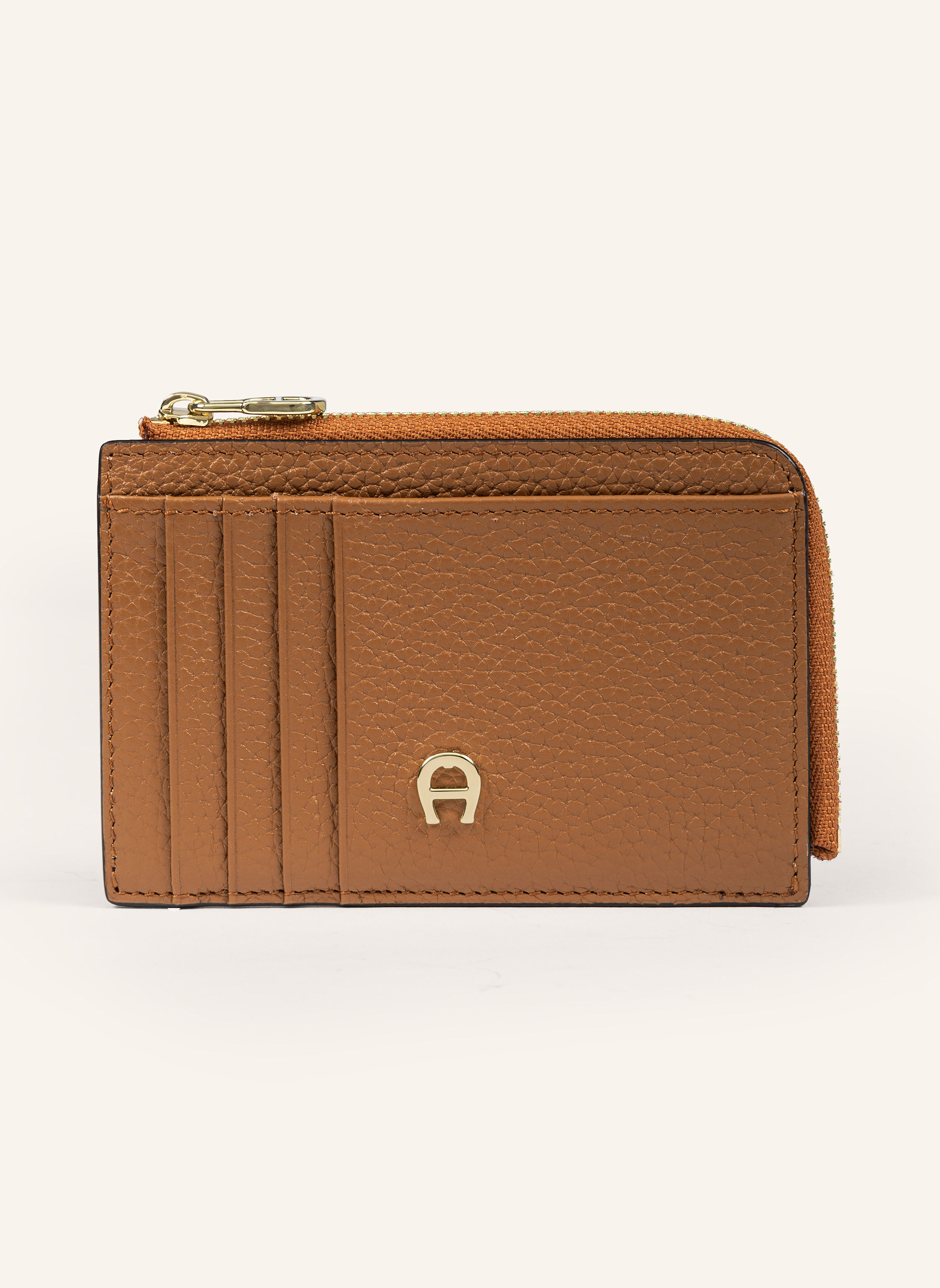 Aigner Das Delia Kartenetui von AIGNER aus genarbtem Rindsleder kombiniert elegantes Design mit praktischer Funktionalität. Ein stilvolles Accessoire, das Ihre Karten sicher und edel aufbewahrt. Genarbtes Ri in cognac