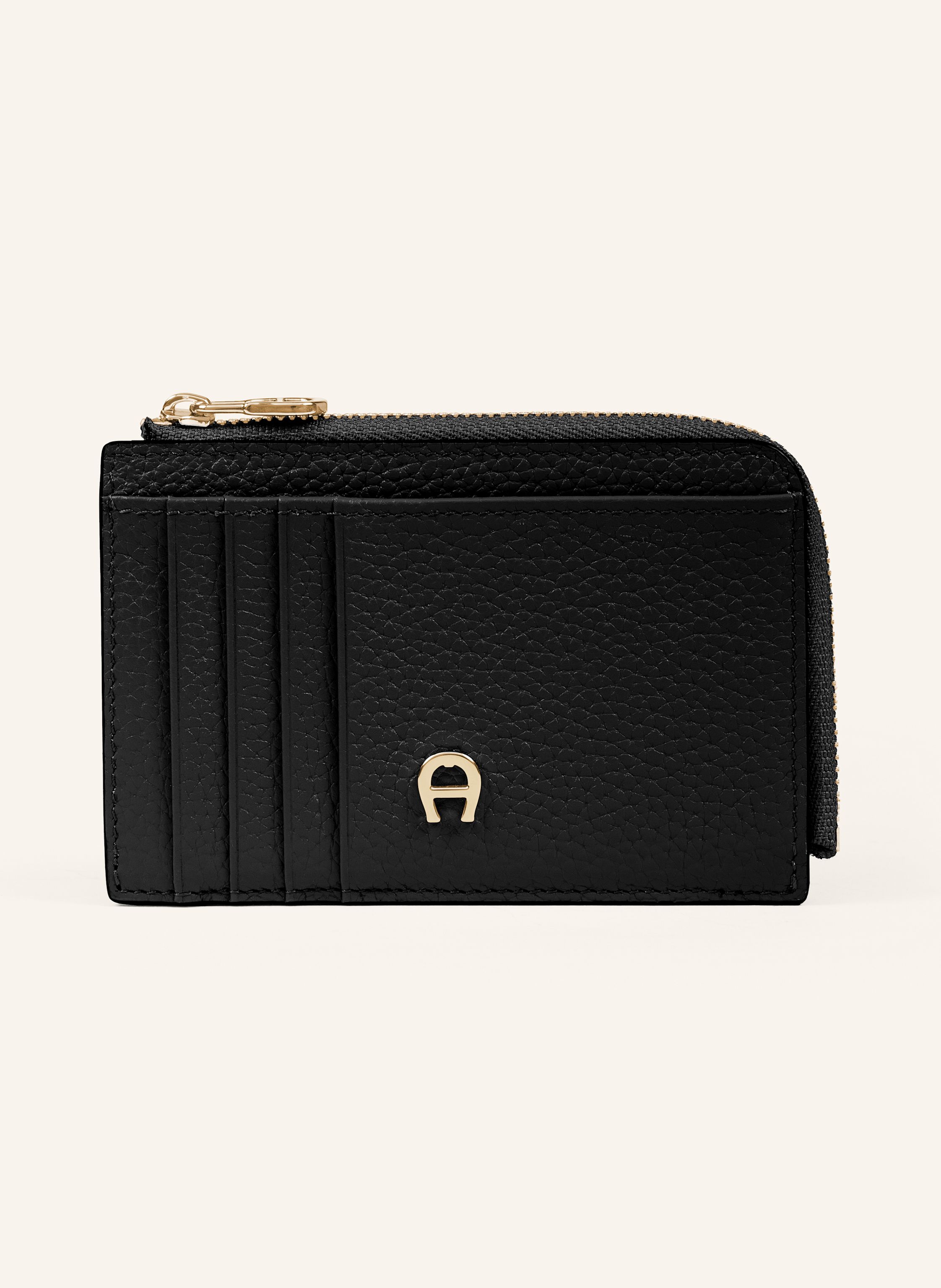 Aigner Das Delia Kartenetui von AIGNER aus genarbtem Rindsleder kombiniert elegantes Design mit praktischer Funktionalität. Ein stilvolles Accessoire, das Ihre Karten sicher und edel aufbewahrt. Genarbtes Ri in schwarz