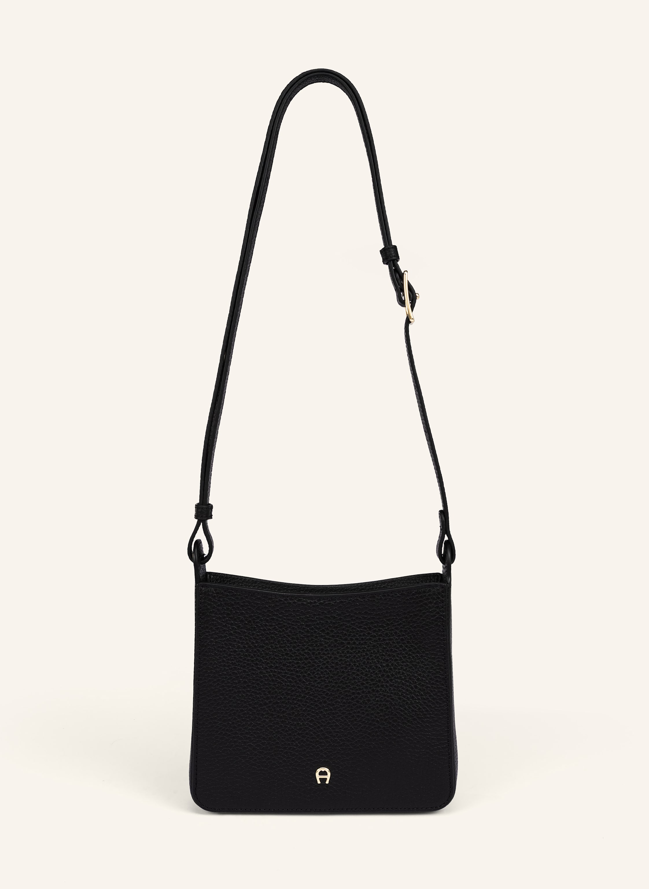 Aigner Die Pura Beuteltasche S besticht durch ihre klare, reduzierte Form und den authentischen AIGNER Stil. Eine Tasche, die durch ihre ruhige Eleganz beeindruckt und jedes Outfit mit zurückhaltender Raffin in schwarz