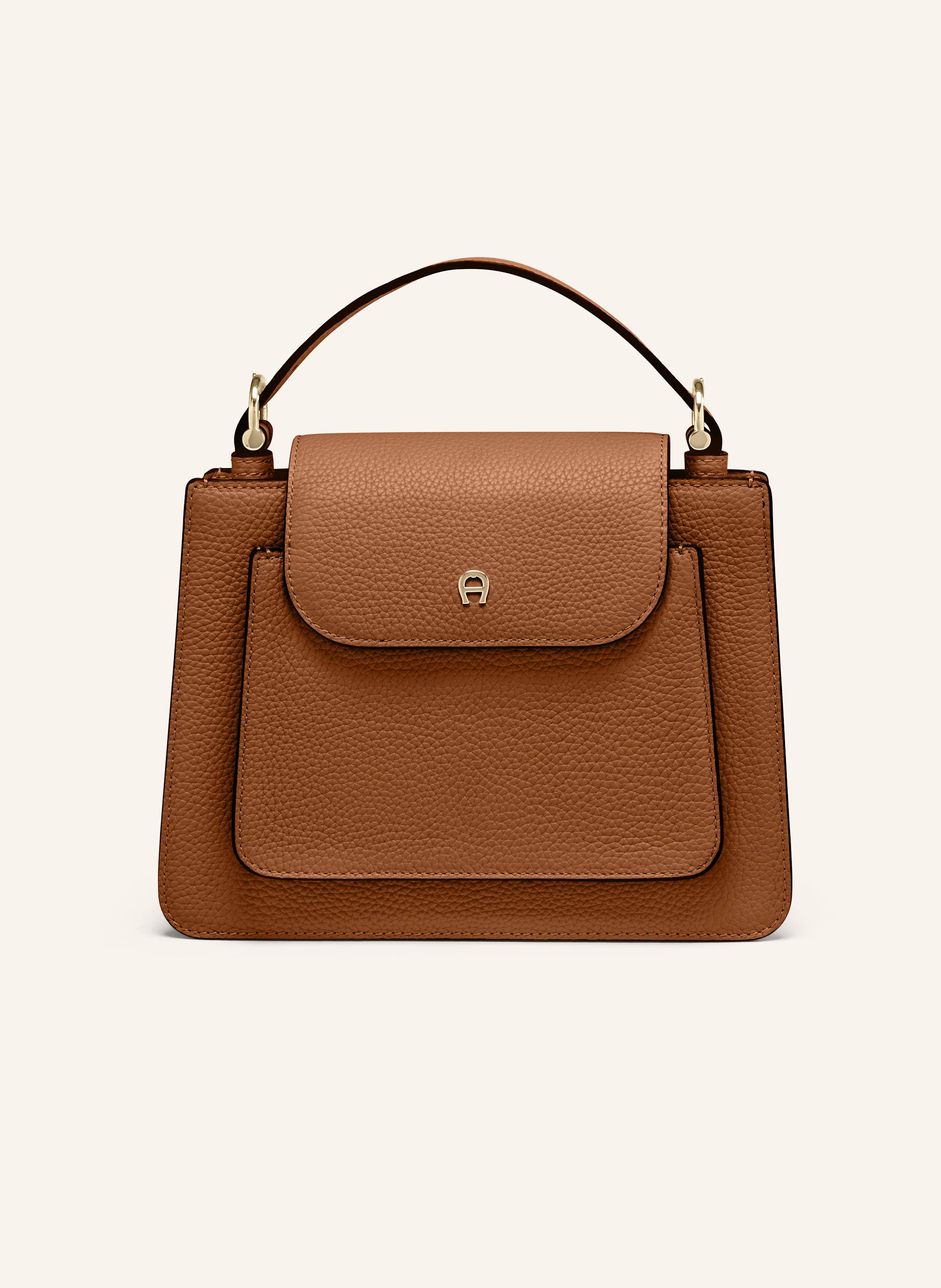 Aigner Die Delia ist eine harmonische Kombination aus Leichtigkeit und strukturiertem Design. Ihr klarer Look passt sich jeder Situation an – ob im Alltag oder unterwegs in der Stadt – und wird schnell zu ei in cognac