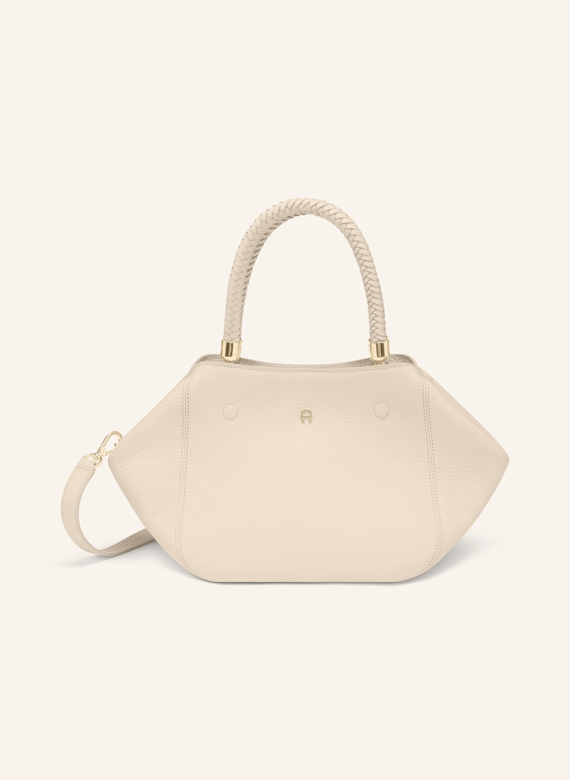Aigner Die Carré Soft M ist die perfekte kleine Begleiterin für jeden Tag. Ob beim Stadtbummel oder unterwegs ins Büro – ihr weiches Design und der elegante AIGNER Look machen sie zu einem zuverlässigen Lieb in weiss