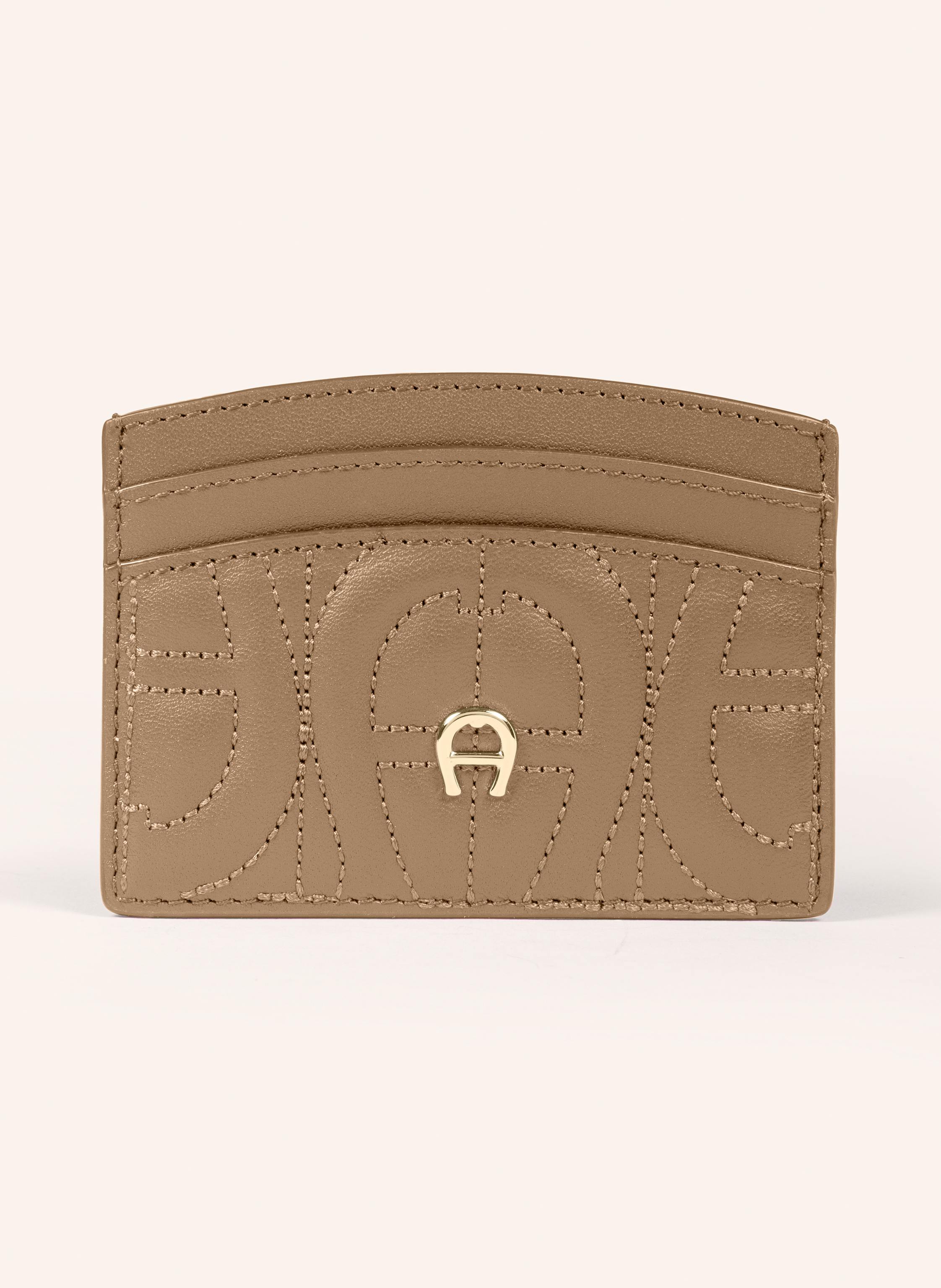 Aigner Dieses handliche Kartenetui überzeugt mit einer klar strukturierten Innenaufteilung. Vier Kartenfächer und ein zusätzliches Steckfach bieten alles, was im Alltag schnell griffbereit sein muss. Ein kom in beige
