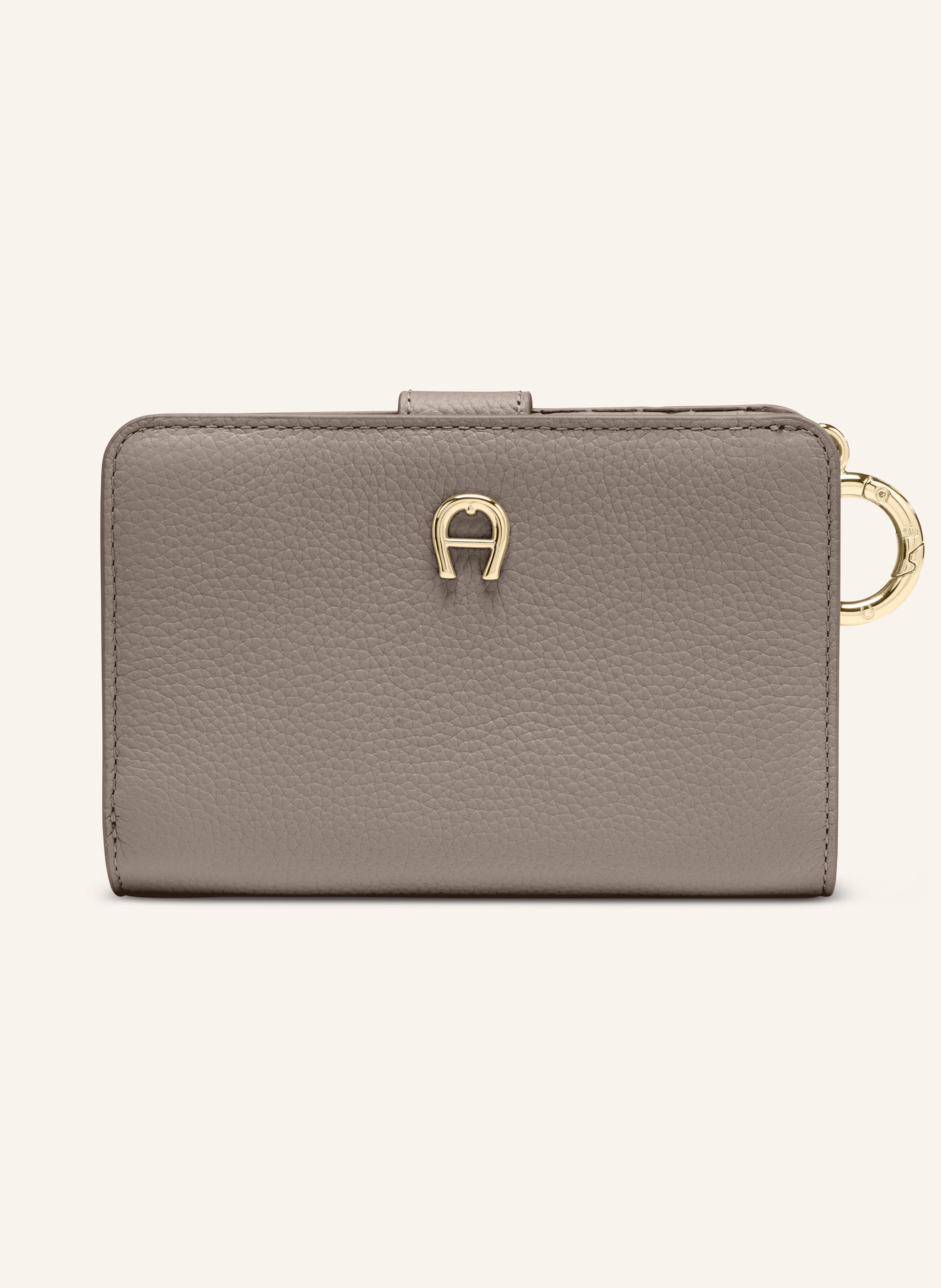 Aigner Ein Geldscheinfach. Ein Münzfach. Zehn Kartenfächer. Vier Steckfächer. Glänzende, hellgoldfarbene Metallteile. Druckknopf. RFID Schutz. Genarbtes Rindsleder in taupe