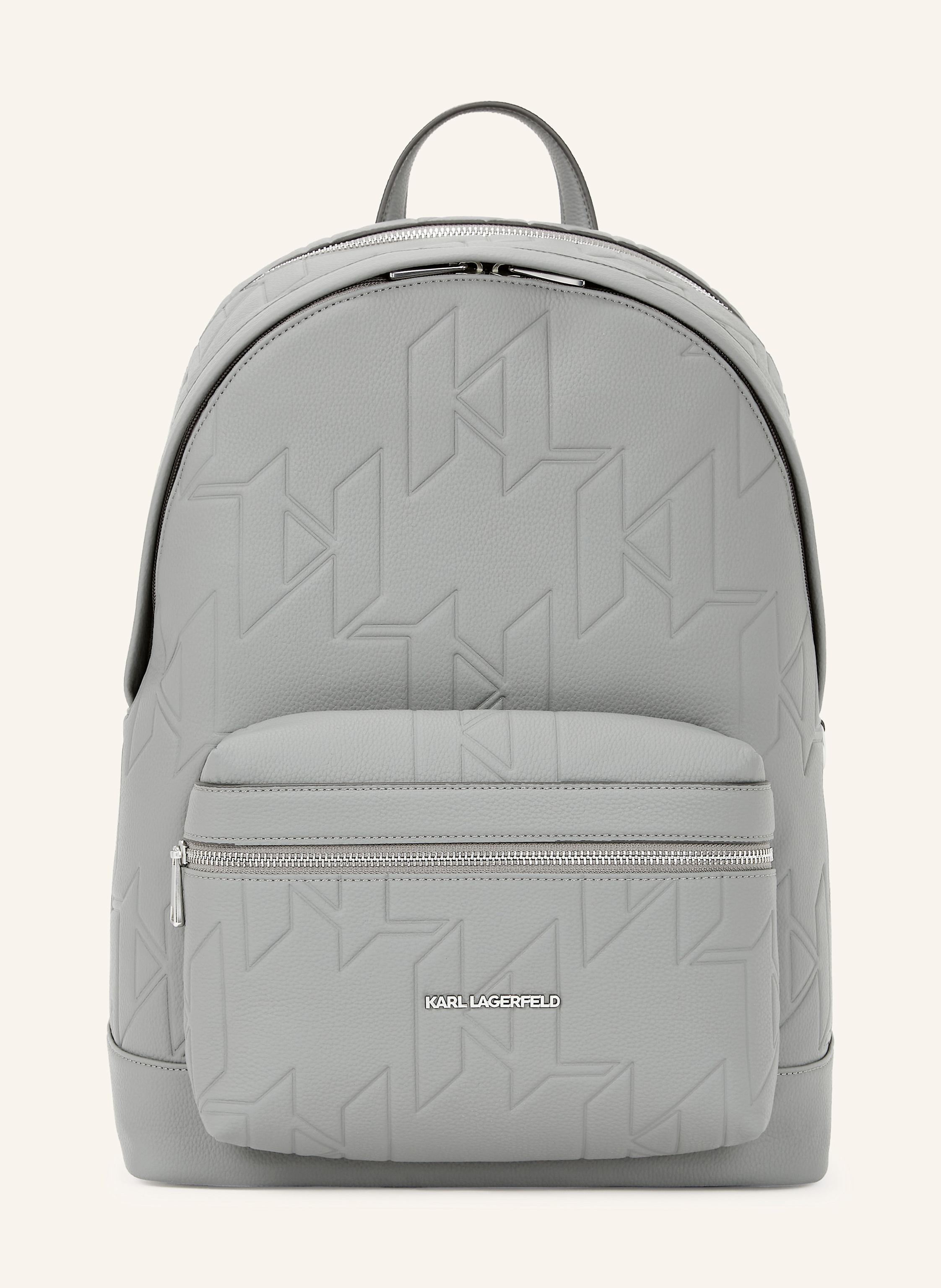 Karl Lagerfeld Ein zeitgenössisches, durchgängiges Karl-Monogramm-Design prägt diesen modernen Rucksack, bei dem Funktionalität auf Fashion trifft. Ein Zwei-Wege-Reißverschluss, eine Reißverschlusstasche auf der Vor in grau