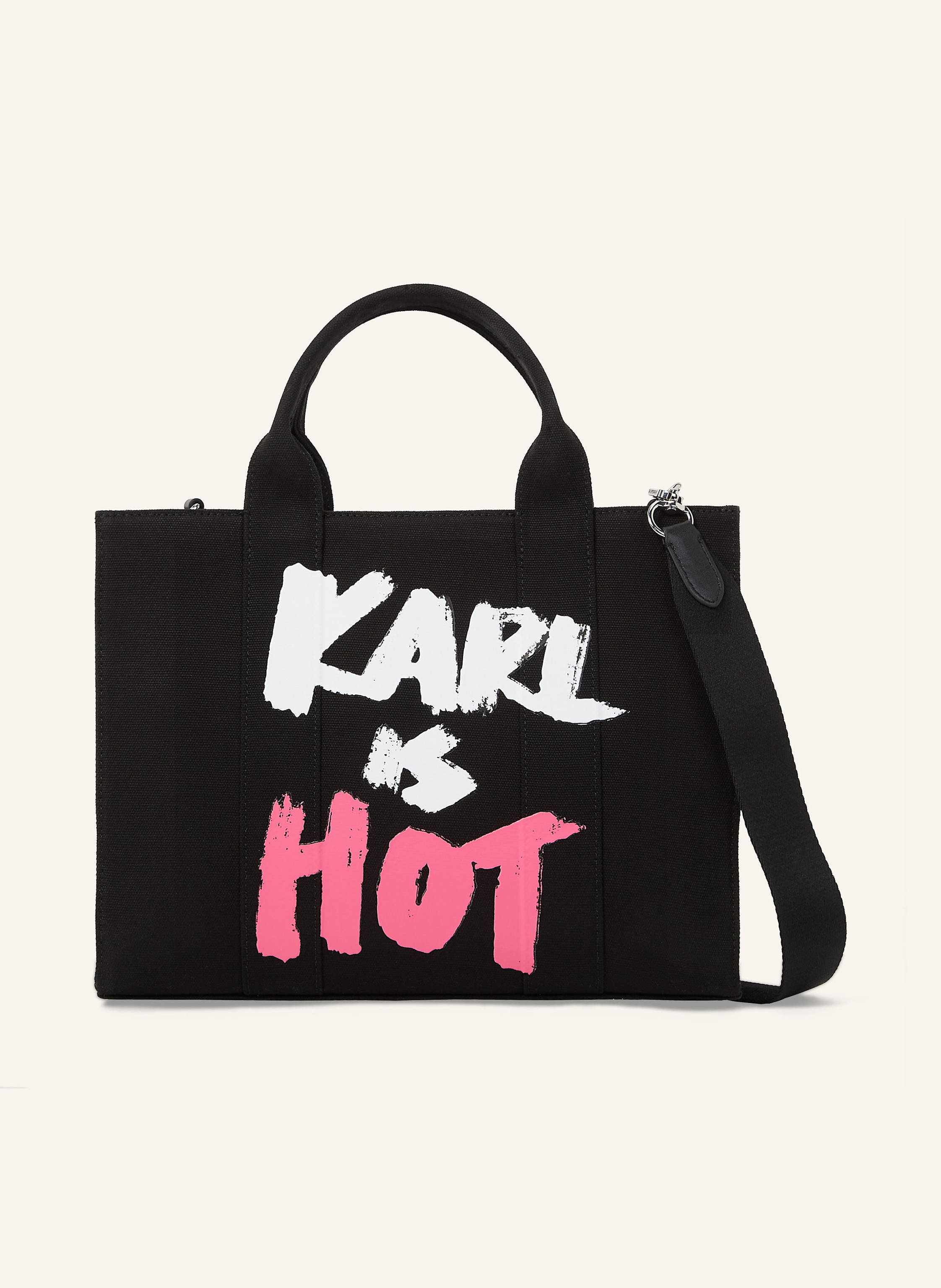Karl Lagerfeld Eine Tragetasche mit einer unapologetischen Haltung. Mit ihrer strukturierten Form und dem auffälligen Artwork verbindet diese auffällige Tasche Y2 K-Nostalgie mit Pariser Biss. Das ist heiß. Struktur in schwarz