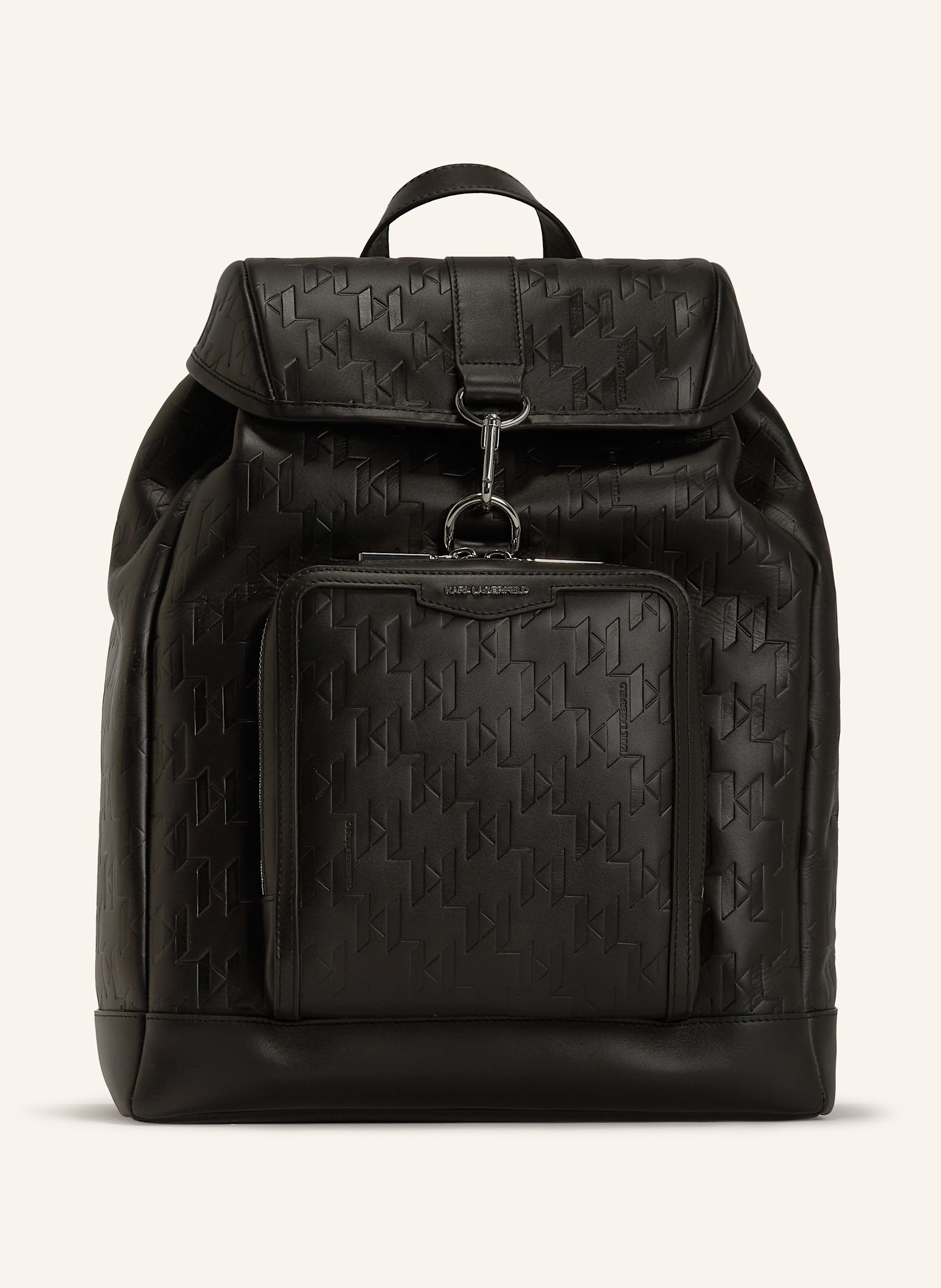 Karl Lagerfeld Entdecken Sie diesen eleganten Rucksack als perfekten Begleiter für Ihren täglichen Weg in die Arbeit oder für Ihre Abenteuer am Wochenende. Er besticht durch einen sicheren Klappverschluss mit Schnal in schwarz