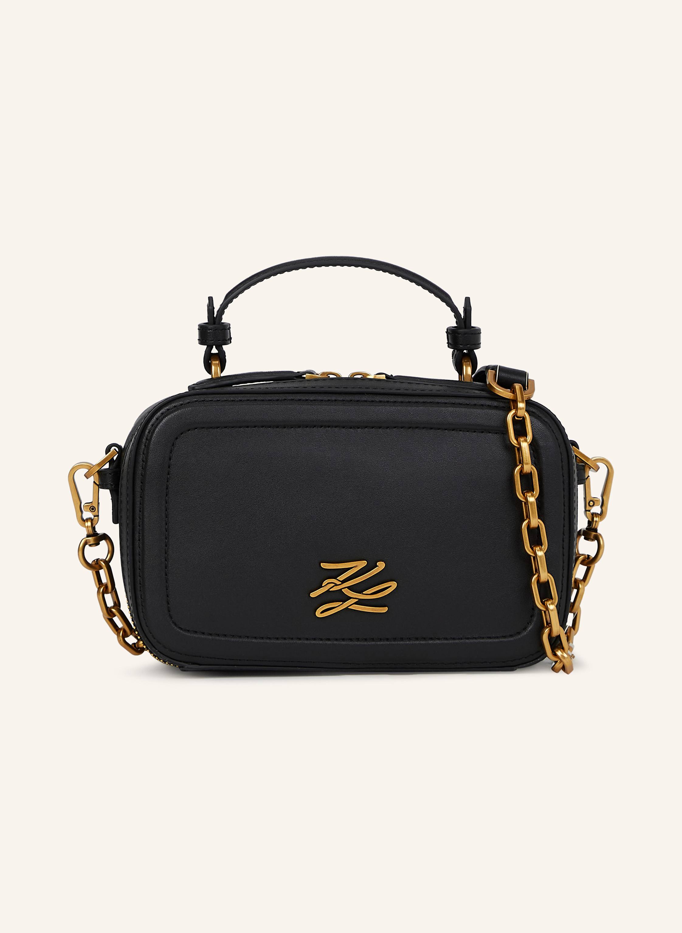 Karl Lagerfeld Eine strukturierte, rechteckige Form zeichnet diese elegante Handtasche mit Tragegriff und einem mit Ketten verzierten Riemen aus. Der Reißverschluss schützt wichtige Utensilien, während die Karl Aut in schwarz/ gold