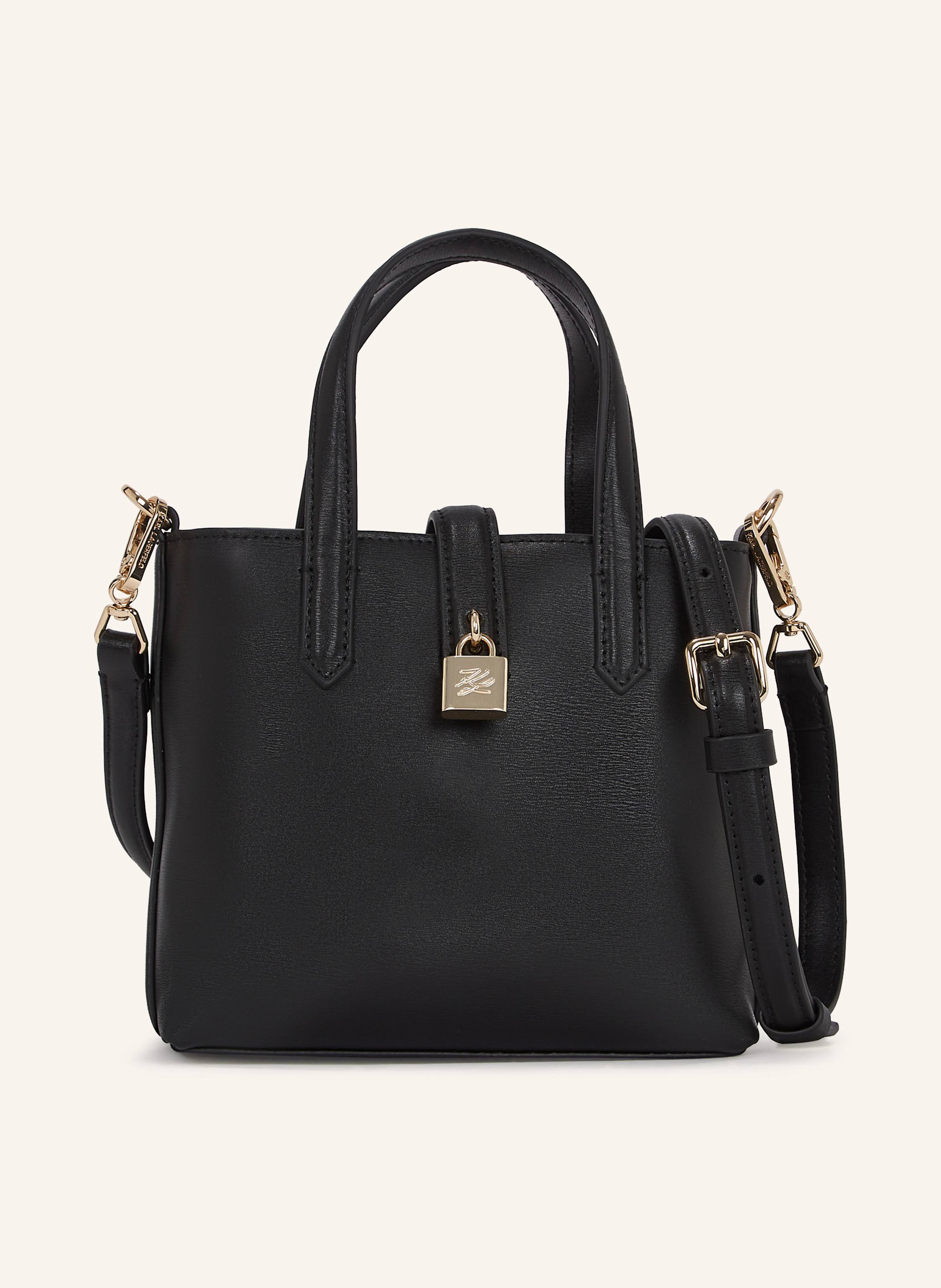 Karl Lagerfeld Diese elegante Mini-Tasche zelebriert zeitlose Weiblichkeit mit einem modernen Touch. Sie wird von einem zarten Vorhängeschloss mit kultiger Karl-Autogramm-Logogravur geschmückt. Sie besteht aus weich in schwarz/ gold