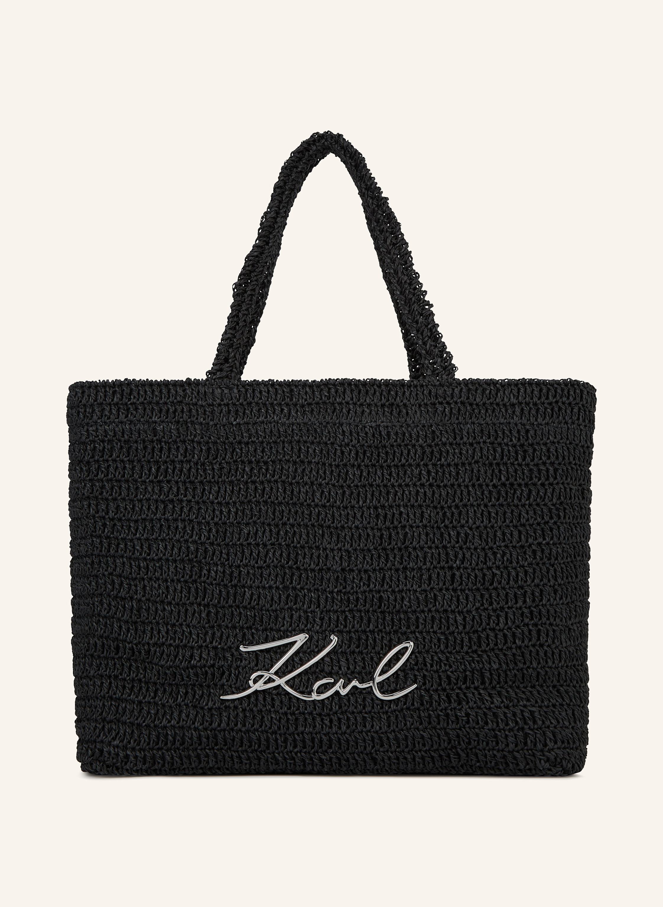 Karl Lagerfeld Die K/Signature gehäkelte Strandtasche glänzt mit Metallelement mit Logo und ist perfekt für mühelose, sonnenverwöhnte Tage. Strukturiertes, gehäkeltes Design. Quadratische Silhouette mit zwei Tragegr in schwarz