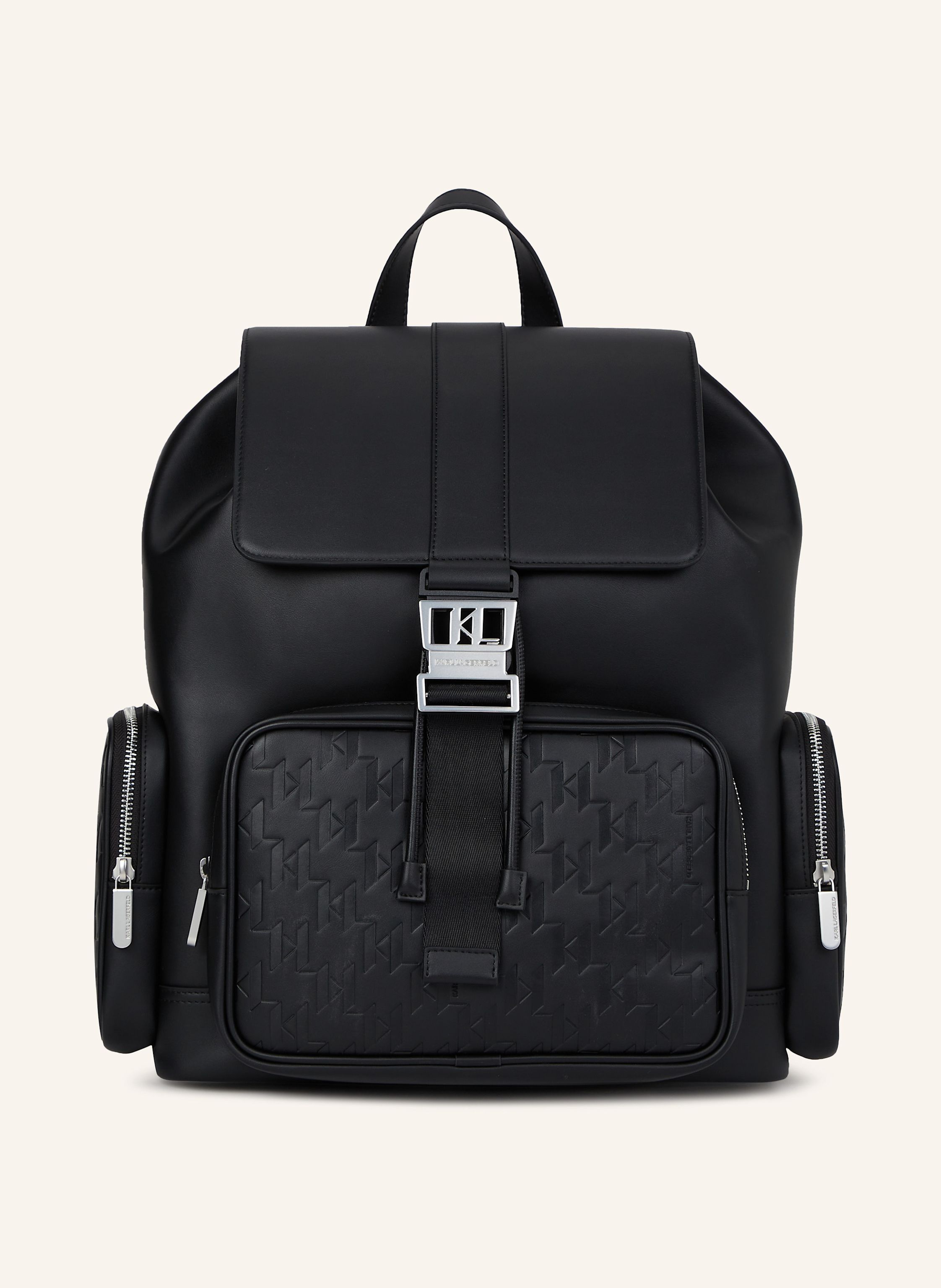 Karl Lagerfeld Dieser modische, funktionale Rucksack aus technischem Leder ist mit mehreren Taschen und einen Riemen zur Befestigung an den Griffen eines Rollenkoffers ausgestattet. Ein durchgängiges KL-Monogramm un in schwarz