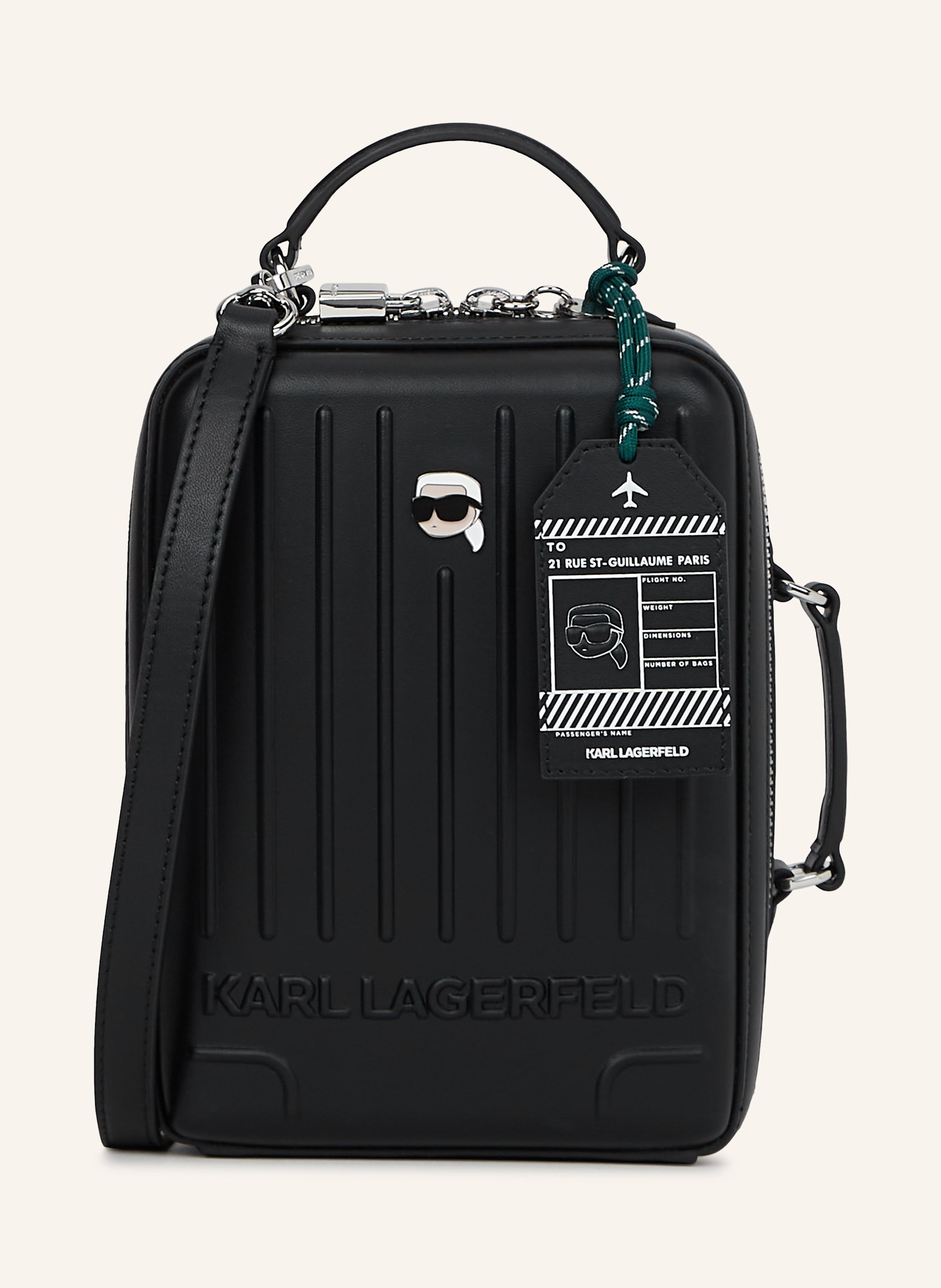 Karl Lagerfeld Entfesseln Sie Ihre Abenteuerlust mit dieser travel-inspirierten Umhängetasche in Form eines Koffers. Mit sicherem Reißverschluss, abnehmbarem Trageriemen und einem verspieltem Gepäckanhänger vereint in schwarz