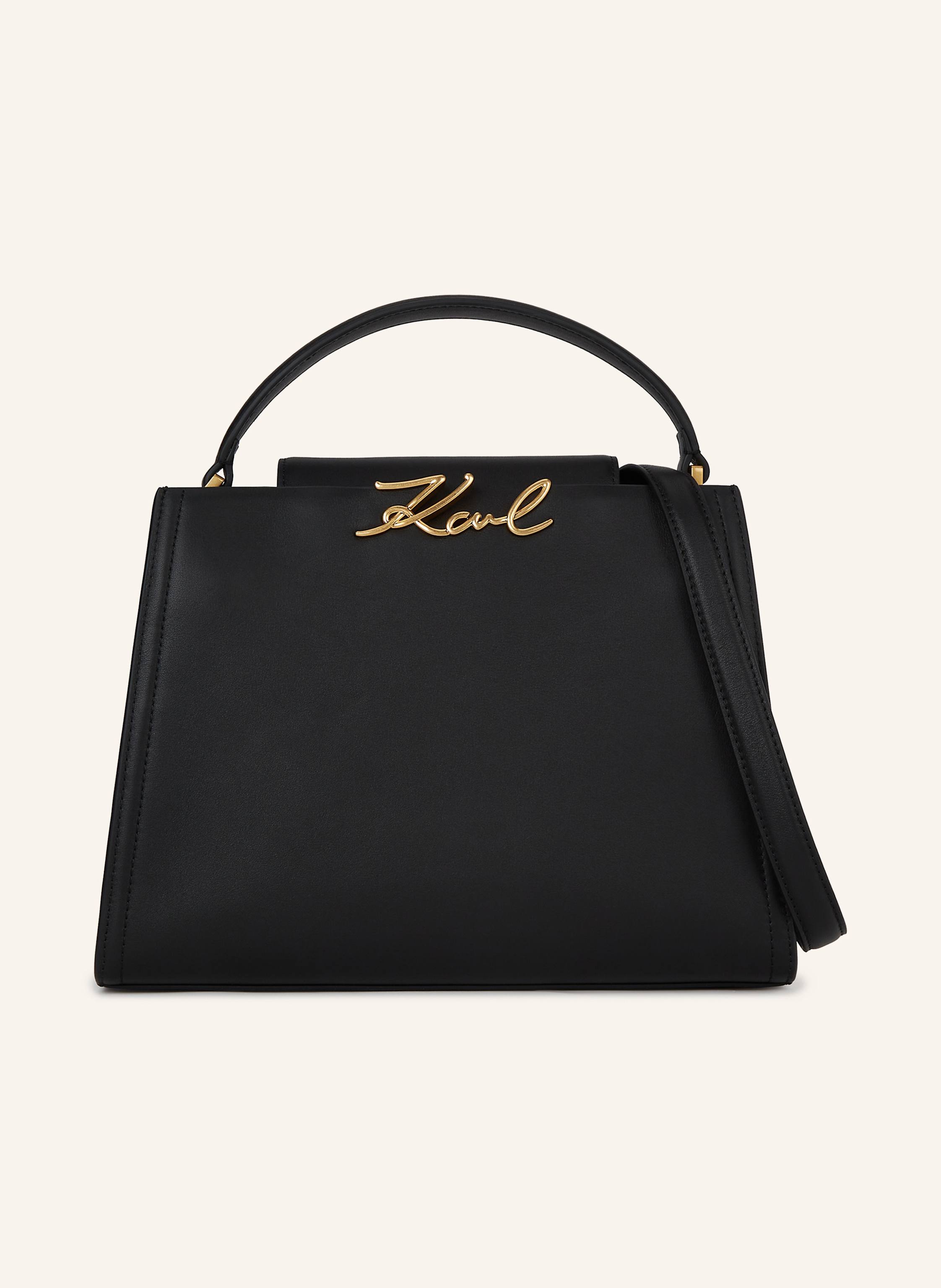 Karl Lagerfeld Diese zeitlose Henkeltasche aus hochwertigem Leder besticht durch einen eleganten Klappverschluss und ein Metallelement mit Karl Signature. Ein abnehmbarer Riemen bietet vielseitige Stylingmöglichkeit in schwarz/ gold