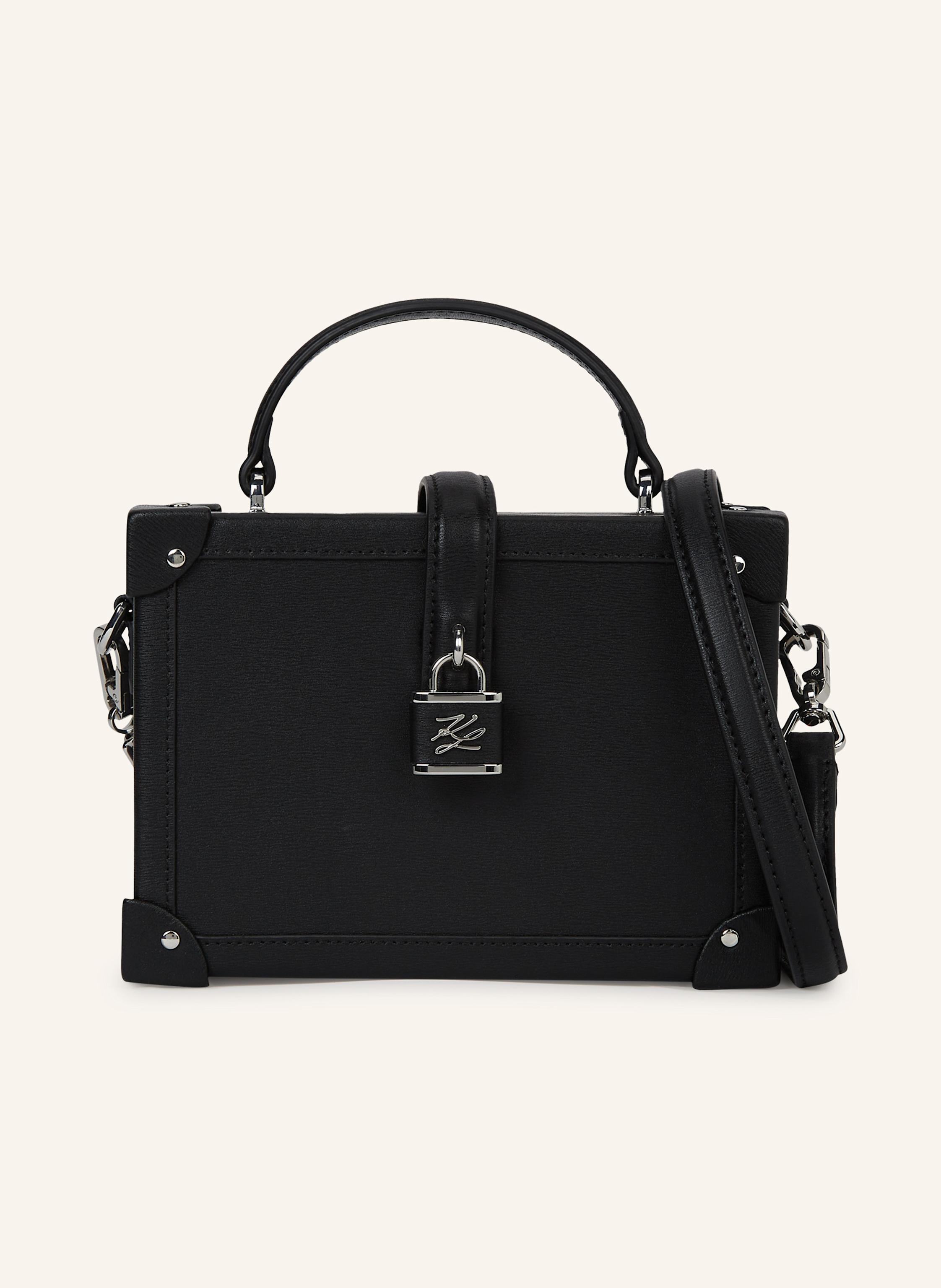 Karl Lagerfeld Vintage-Design in moderner Interpretation: Diese Handtasche mit Tragegriffen besticht durch ihre klassische Koffersilhouette, Metallbeschläge und ein Vorhängeschloss mit Karl Autograph. Mit dem verste in schwarz